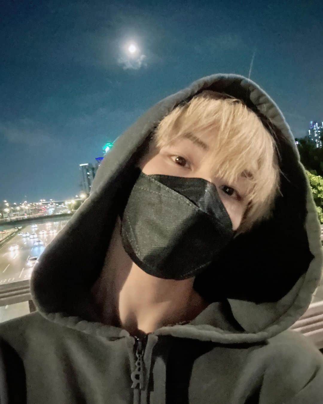 ウィンウィン（winwin）のインスタグラム：「yellow moon🌝 （📷 by kun）」
