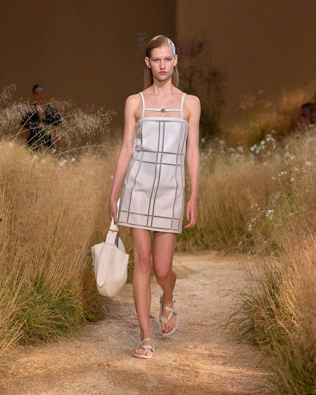 エルメスのインスタグラム：「The geometry of familiar motifs. In the freshness of a meadow, spring is turning to summer. Sensual, contemporary silhouettes slip through tall grasses, accentuate the contours of the body, and are set in motion.​  ​Women’s spring-summer 2024 runway show, collection created by Nadège Vanhée. ​​  Watch the replay of the show with the link in bio. ​​ ​ #SpringSummer2024​ #ParisFashionWeek​ #PFW​ #HermesFemme​ #Hermes」