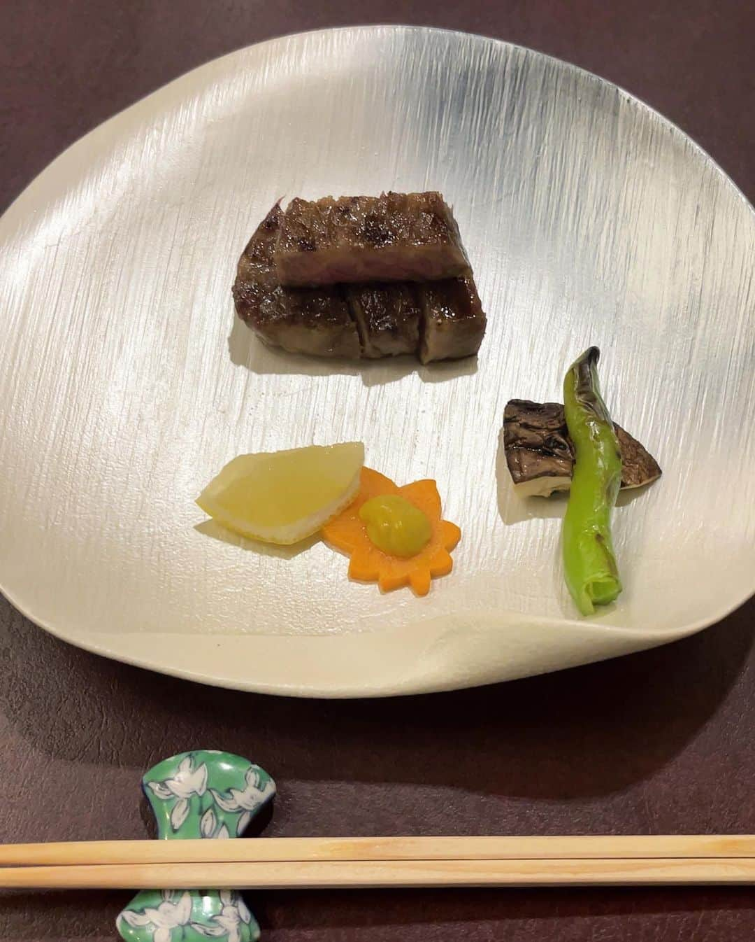 今井瞳さんのインスタグラム写真 - (今井瞳Instagram)「🍴 ㅤㅤㅤㅤㅤㅤㅤㅤㅤㅤㅤㅤㅤ ㅤㅤㅤㅤㅤㅤㅤㅤㅤㅤㅤㅤㅤ 節目の年だし贅沢して 今年は行こうってずっとなってた 同級生とすき焼き会🍚(今命名) 美味しくて幸せだった〜！！ ㅤㅤㅤㅤㅤㅤㅤㅤㅤㅤㅤㅤ ㅤㅤㅤㅤㅤㅤㅤㅤㅤㅤㅤㅤㅤもうね、美味しいし楽しいし なんか全部贅沢な時間でした✨ ㅤㅤㅤㅤㅤㅤㅤㅤㅤㅤㅤㅤㅤㅤㅤㅤㅤㅤㅤㅤㅤㅤㅤㅤㅤㅤ 少しだけご飯も載せるね📷 ㅤㅤㅤㅤㅤㅤㅤㅤㅤㅤㅤㅤㅤ最近は美味しいもの食べると 家族と行きたいなぁってなります💭💭 だから妹に美味しかったよって連絡したら 一緒に両親連れて行きたいねって 話になったので 日々またがんばろうと思います😌♡ ㅤㅤㅤㅤㅤㅤㅤㅤㅤㅤㅤㅤㅤ ㅤㅤㅤㅤㅤㅤㅤㅤㅤㅤㅤㅤㅤ ㅤㅤㅤㅤㅤㅤㅤㅤㅤㅤㅤㅤㅤ#食欲の秋 #すき焼き #人形町今半 #いいね返し  #今井瞳」10月1日 19時19分 - i_hitomi_0531