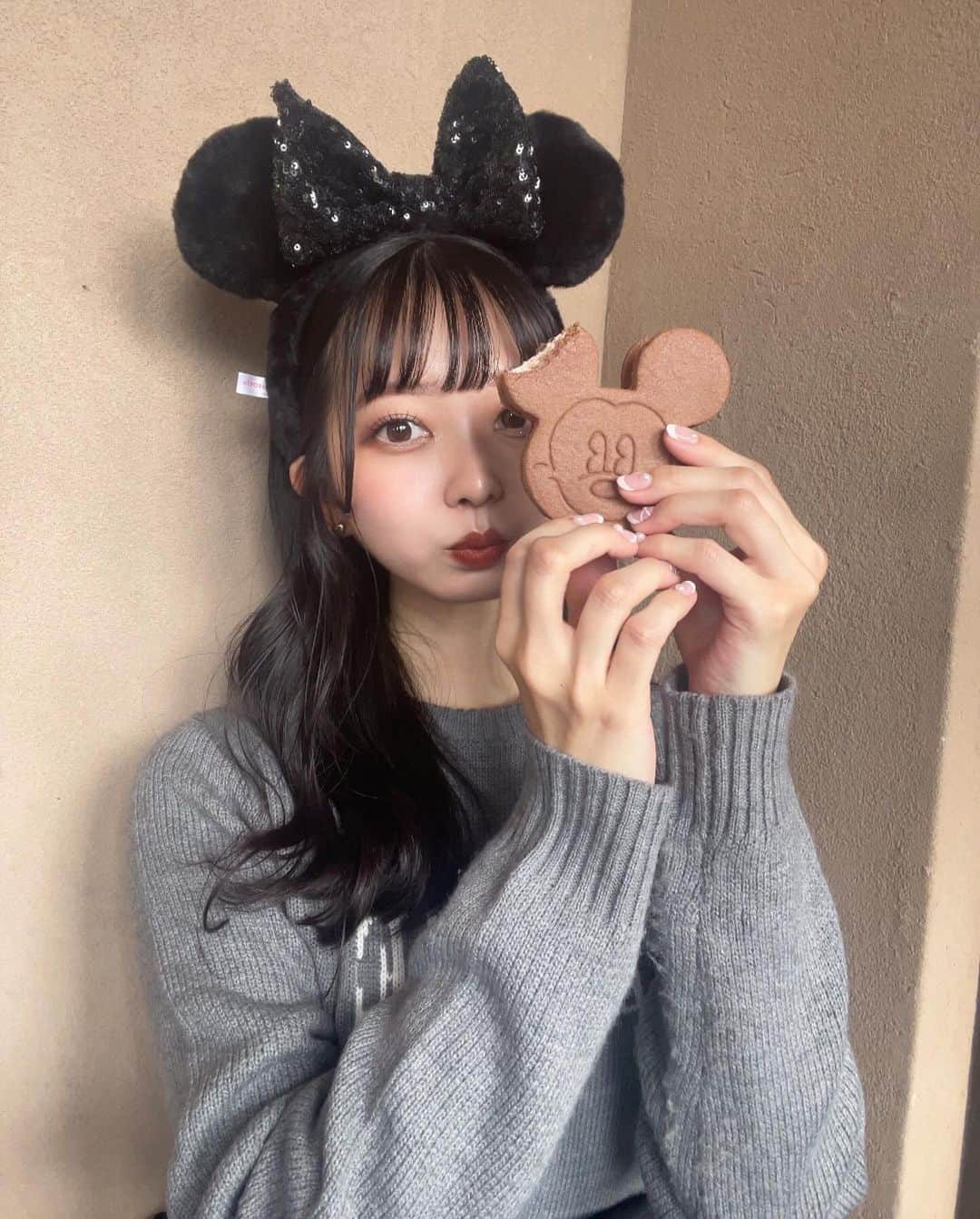 竹村夏音のインスタグラム：「.  ミッキーサンド一時販売無かったのに復活してた🧤🧤  大好きすぎるアイス🍨🎀🤍」