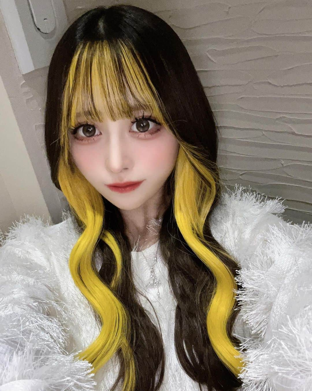 りこぴんのインスタグラム：「１年ぶりにロングにしたよ🥰  黄色と黒色でピカチュウカラー💛🖤  マイホームピカチュウ🏠⚡️  マイホームピカチュウ🏠⚡️  #ピカチュウ #ピカチュウ大好き #ピカチュウのいる生活 #ポケモン #インナーイエロー #イエローカラー #エクステ #ポートレート #攝影 #人像攝影 #日本的女孩 #女孩 #撮影モデル #大阪モデル」