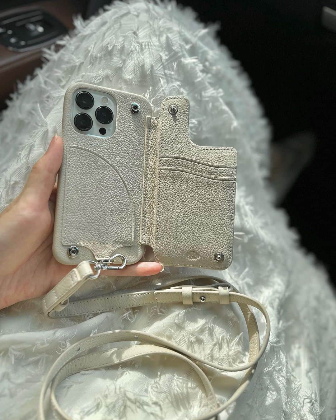 井上麻衣さんのインスタグラム写真 - (井上麻衣Instagram)「New iPhone case....♡♡  お気に入りすぎて色違いでもう一つほしい🥺✨  . . . . #new#iphoneケース  #demiurvo #デミウルーボ」10月1日 19時25分 - mai_inoue