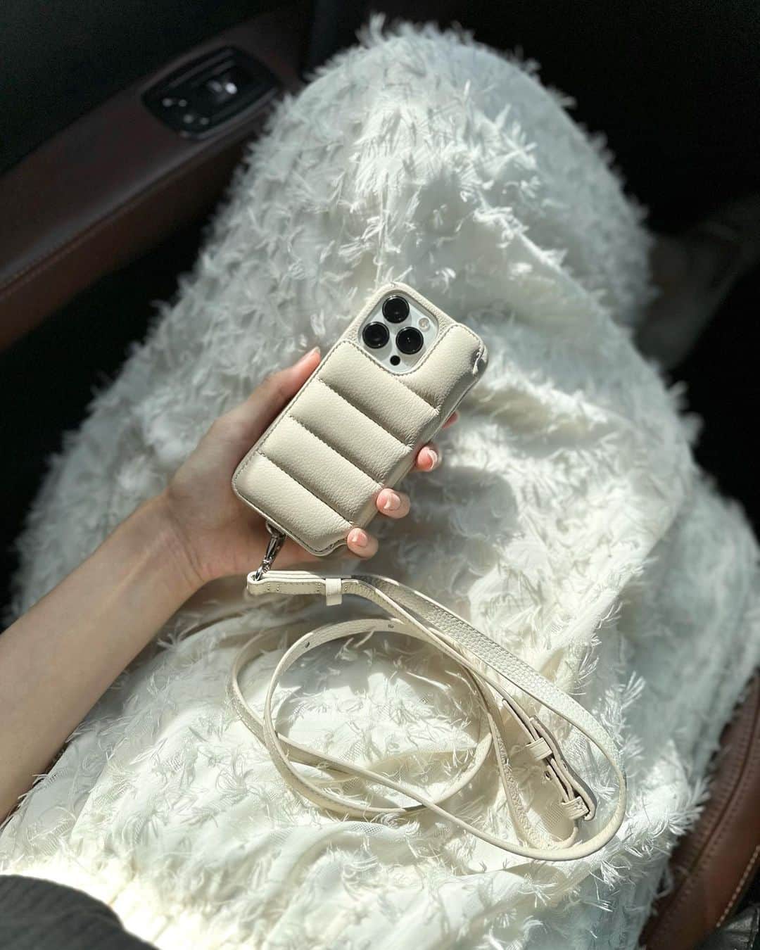 井上麻衣のインスタグラム：「New iPhone case....♡♡  お気に入りすぎて色違いでもう一つほしい🥺✨  . . . . #new#iphoneケース  #demiurvo #デミウルーボ」