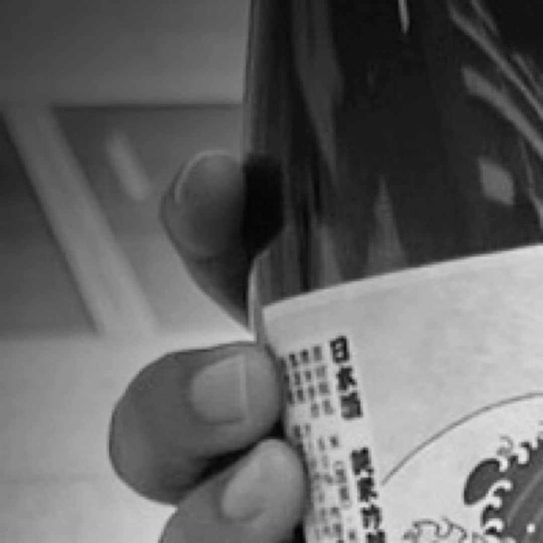 I_am_soccerjunkyのインスタグラム：「🍶 1.oct.2023  🍶Happy world SAKE day !!!!!🍶  10月1日は世界日本酒の日。 2023年4月25日にデビューしたsoccer junkyの日本酒#サケジャンは、日本のみならず海外でもご愛飲いただいております。  フレッシュでフルーティな香り、すっきりとした味わいの余韻には仄かな甘みを手繰り寄せることができます。 冷酒でも、常温でも、熱燗でも。 お好みに合わせて様々な呑み方をお楽しみいただけます。  どんな服、どんなシーンにも合わせやすい、お気に入りアイテムのような日本酒です。  この日を皆さまと迎えられたこと、とても嬉しく思っております。 いつもありがとうございます！  https://www.claudiopandiani.com/yagihashi-shouten-soccerjunky ...  #sakejun #サケジャン #soccerjunky #claudiopandiani   ... @worldsakeday2023 @sakecentral @kiyoizumigawa @nikoand_hongkong @tommys_kitchen_hk @tommys_kitchen_hk @konohanano_brewery @kawashima_shuzou @sushisagawa @shunryori_akira @jijisake @atom_milano_cafe @yagihashi_shouten @claudiopandiani #mk妹」