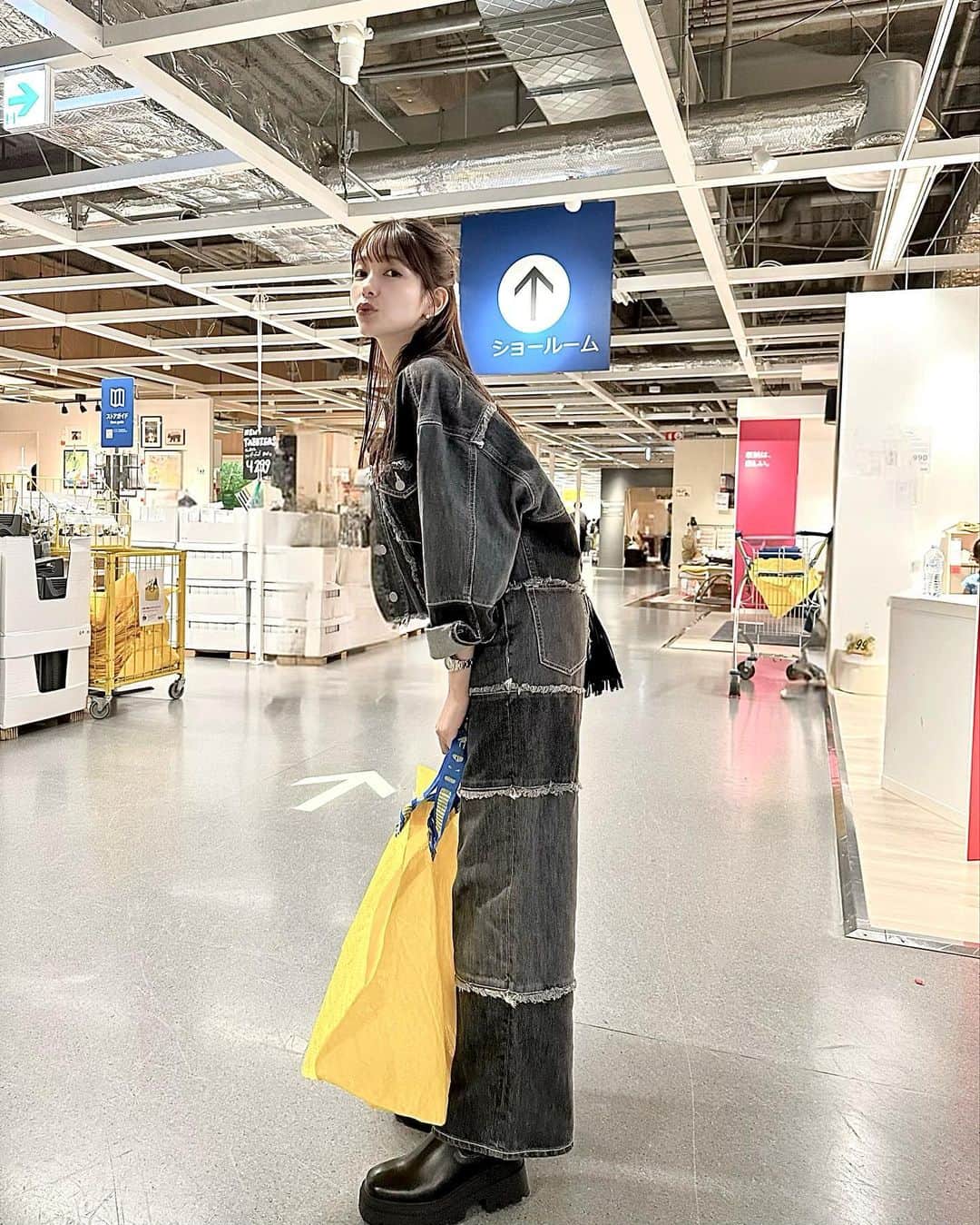 長谷川万射さんのインスタグラム写真 - (長谷川万射Instagram)「@forever21_jp  の セットアップがかわいい🤍  秋はデニムたくさん着る予定✌︎✌︎  IKEAで小物たくさん買っちゃった〜  #ootd#code」10月1日 19時23分 - mayanyam712