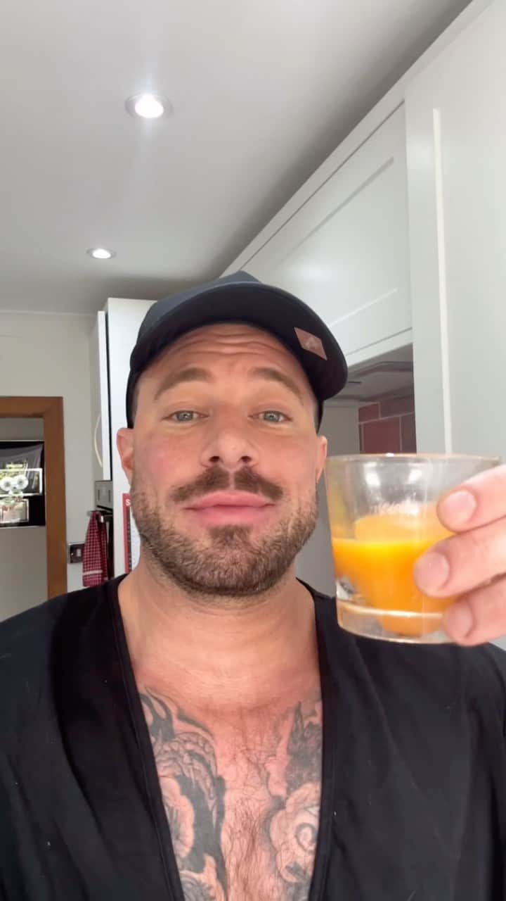 ダンカン・ジェイムスのインスタグラム：「After looking for a juicer, I reached out to the fab @jasonvale for some tips on buying the best one, and hands down recommended me this @namawell cold press juicer. I’m so thrilled with it, it’s super easy to use and makes delicious juices and smoothies. Plus it’s sooo easy to clean. #promo #ad」