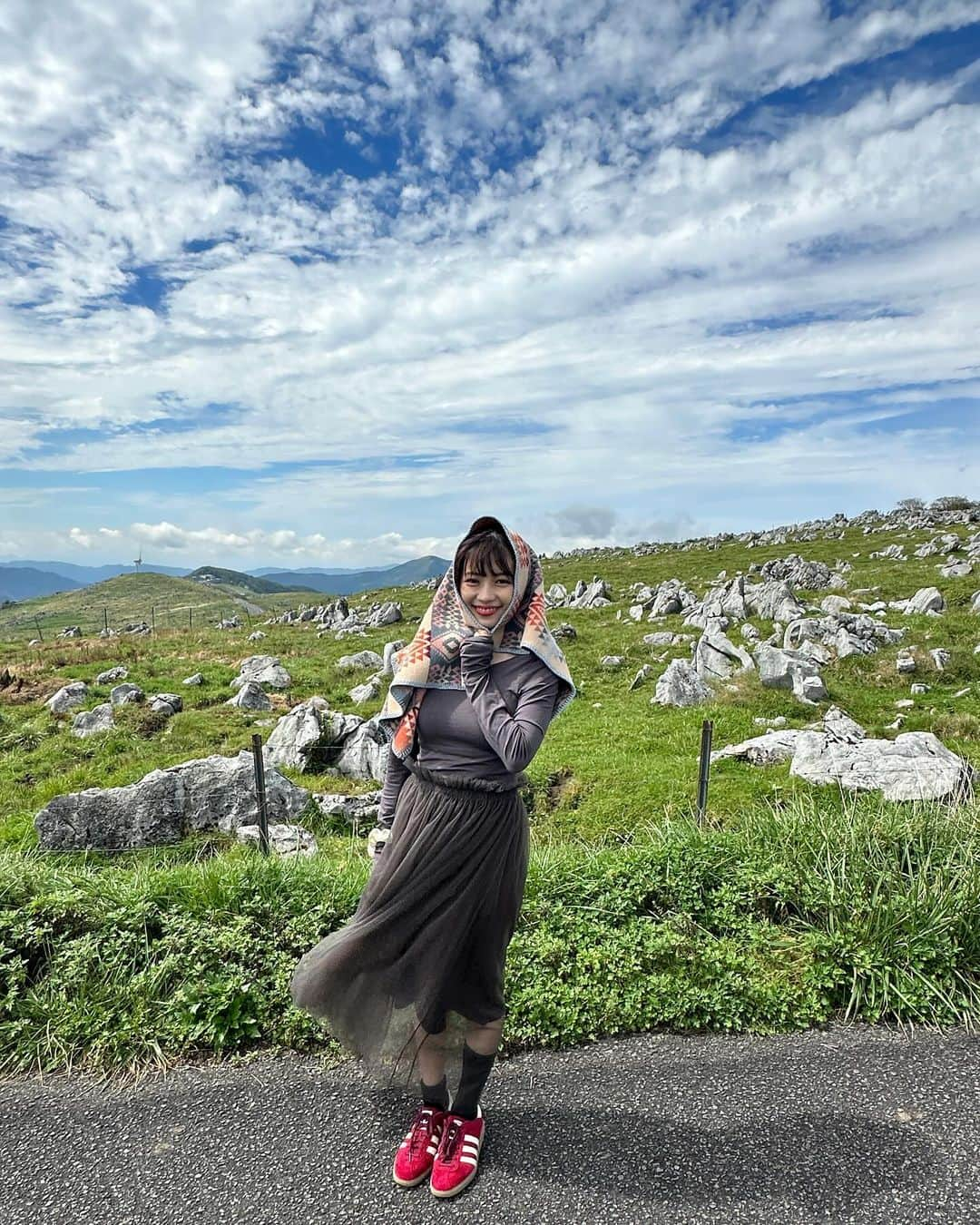 mizukiさんのインスタグラム写真 - (mizukiInstagram)「四国カルストまで今日はドライブ🐮⛰️ まさかの車を降りたら震えるほど寒かったよ...!! ひと足先にここは冬だね❄️ ㅤㅤㅤㅤㅤㅤㅤㅤㅤㅤㅤㅤㅤ お天気も良くて最高だったよ〜☺️ ㅤㅤㅤㅤㅤㅤㅤㅤㅤㅤㅤㅤㅤ #四国カルスト#日韓夫婦#한일부부#愛媛」10月1日 19時34分 - mizukidrop