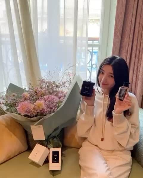 パフ・クオのインスタグラム：「：  很開心到巴黎就收到了  來自嬌蘭Family的愛💗  浪漫療癒的氣息💐  So much love 🥰  . . .  @Guerlain #Guerlain」