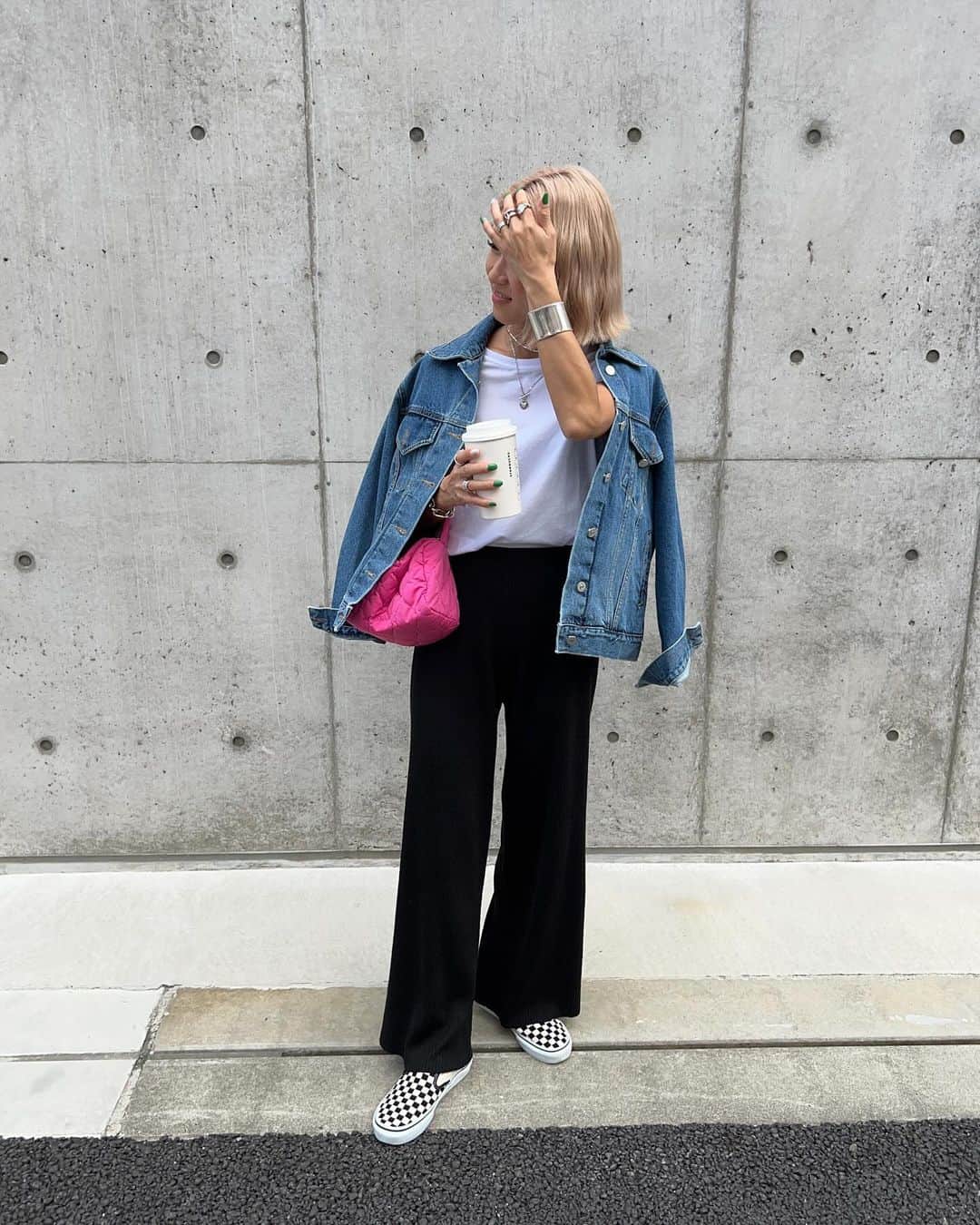 annaのインスタグラム：「.  @__segur.__ のセットアップのパンツ これ太さ大好きなんだよね🫶 だからバラバラでも着ちゃう🖤  jacket ⋆ @suwdee_official  tops ⋆ @ungrid_official  pants ⋆ @__segur.__  bag ⋆ @sanself____  shoes ⋆ @vansjapan   #秋コーデ#シンプルコーデ#デニムコーデ#大人カジュアルコーデ#オトナカジュアルコーデ#カジュアルコーデ#158cmコーデ#骨格ナチュラルコーデ#きょこ#デニムジャケット#ニットパンツ」