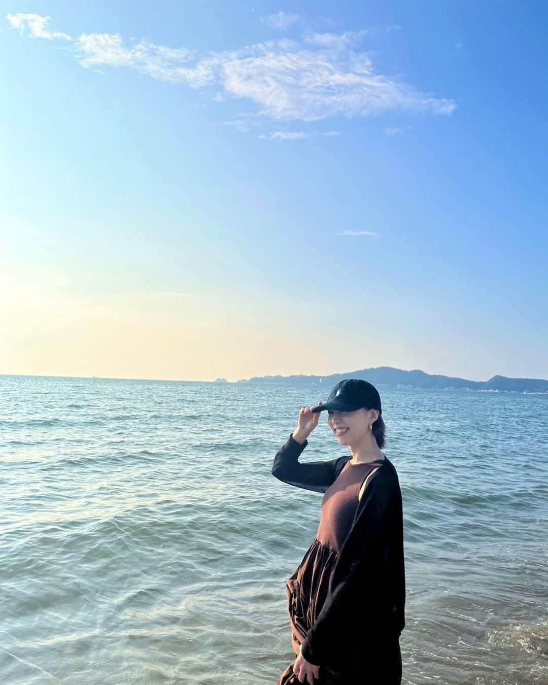 愛加あゆのインスタグラム：「今日から10月。 もう完全に秋ですね🌾 夏終わったかぁ（しつこい）  来年も海に行けますように🏝️  そして秋も皆様にとって 健康で穏やかで楽しい日々になりますように。  photo by @yuki_koyama0828   #いつぞやの想ひ出  #海が好き  #愛加あゆ」