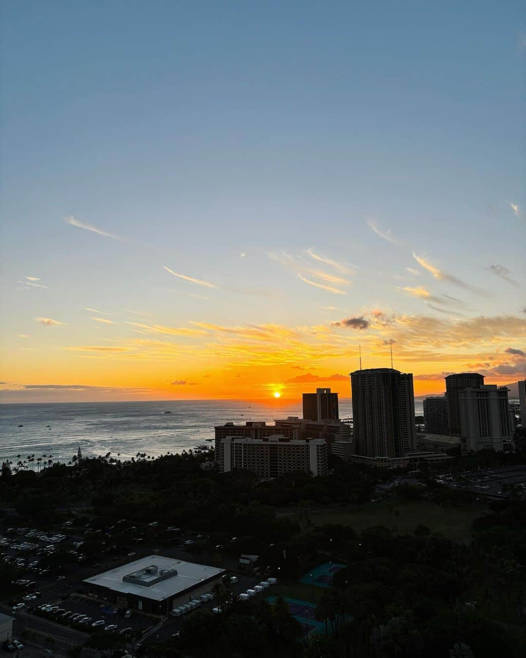 市野莉子さんのインスタグラム写真 - (市野莉子Instagram)「ホテルから見えたsunsetが綺麗すぎた🌆 写真いっぱい撮ったから、見返してたら戻りたくなるなぁ  #ハワイ#海外旅行#ワイキキ#旅行#Hawaii#followme#ootd」10月1日 19時29分 - riko_ichino