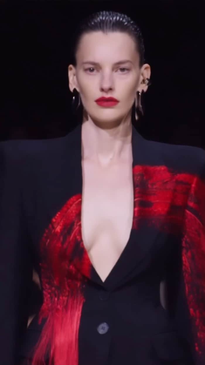 のインスタグラム：「@alexandermcqueen by the legendary #sarahburton I’ve never seen such an outpouring of emotion for someone’s departure. It wasn’t just about how the clothes looked there was magic in how Sarah made every single person feel. The queen bee of the hive. A family. Styled by #CamillaNickerson @jesshallettcast @guidopalau @lucia_pieroni  ANATOMY II  “This collection is inspired by female anatomy, Queen Elizabeth I, the blood red rose and Magdalena Abakanowicz, a transgressive and powerfully creative artist who refused ever to compromise her vision. The show is dedicated to the memory of Lee Alexander McQueen, whose wish was always to empower women, and to the passion, talent and loyalty of my team.” Sarah Burton, Creative Director  #McQueenAnatomy #AlexanderMcQueen #McQueenSS24  Film by @ebbahult and @indigital.tv」