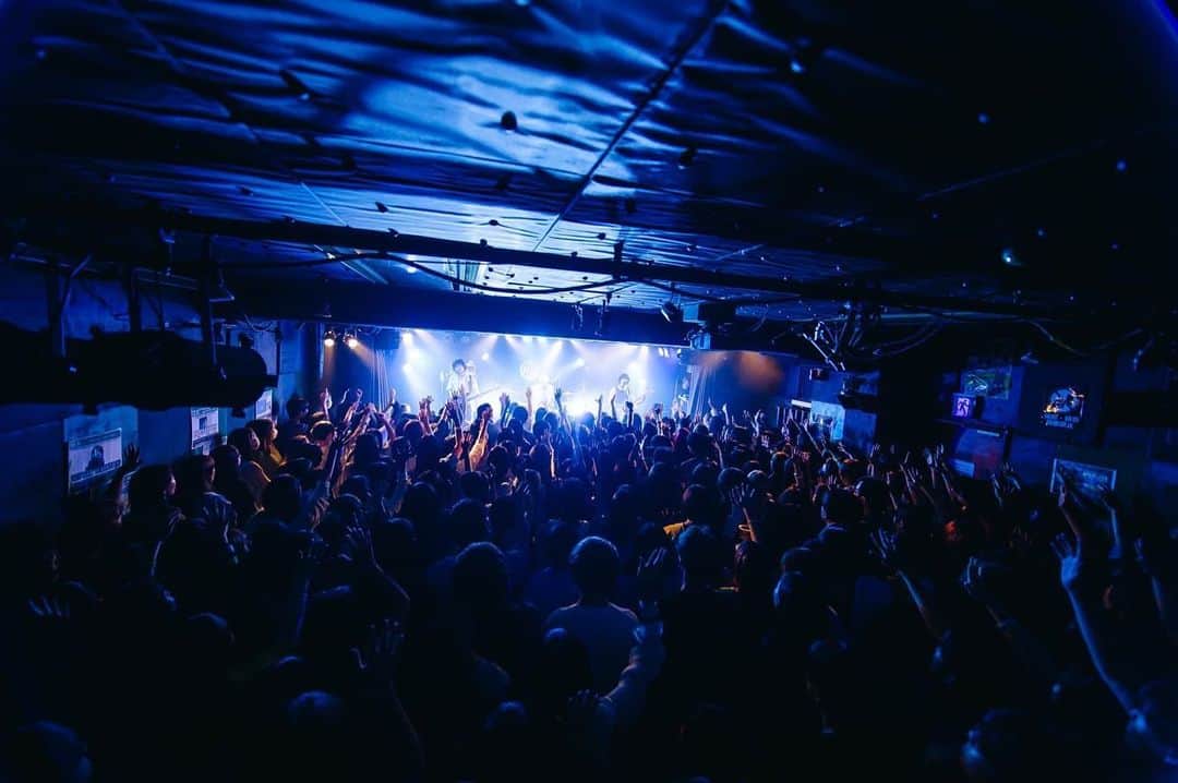 おいしくるメロンパンのインスタグラム：「. 「おいしくるメロンパン answer tour - 結ぶリボンの方程式 - 」＠栃木・HEAVEN’S ROCK Utsunomiya VJ-2🏳  今ツアーの関東2日目、初日に引き続き皆さんと楽しいステージになりました✨  お越しいただいた皆様、ありがとうございました！  photo by @n_t_m.k  次のライブは、10/7(土)「おいしくるメロンパン answer tour - 結ぶリボンの方程式 - 」＠青森 Quarter！ 青森での初めてのワンマンライブ、よろしくお願いします！  #おいしくるメロンパン #結ぶリボンの方程式」