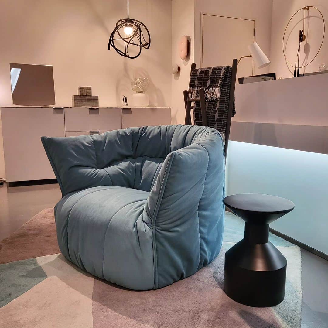 ligne roset shopのインスタグラム：「【ROSETBrigantin】ロゼブリガンタン  包み込まれるようなかけ心地が特徴のソファです。 パーソナルソファとしても、たくさんの方に、ご愛用頂いております😌  ご質問などはDMまでお気軽にお問い合わせ下さい🌱  Size 1P:W950×D980×H750 SH420(mm)  Fabric ultrasueade 2754 (Lランク)  #myligneroset  #michelducaroy  #ligneroset #lignerosetbrigantin #ソファ#sofa #interior #模様替え」