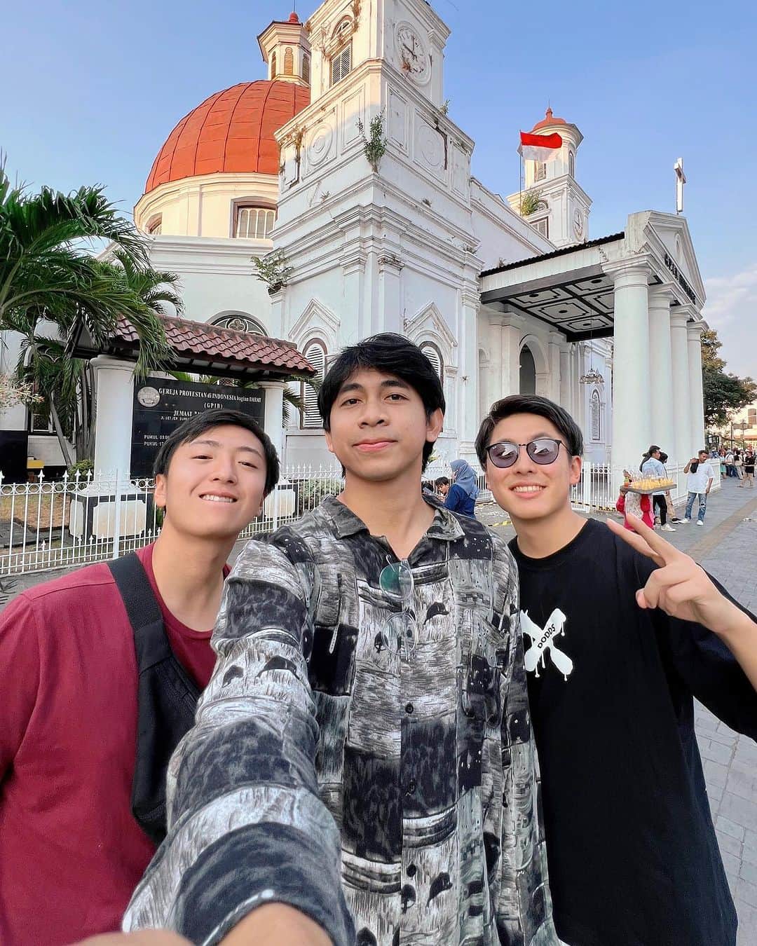 山下智央のインスタグラム：「Team T2Y di Semarang 🔥 Tebak dong singkatan T2Y apa?  Lagi foto di Kota Lama banget😂😂😂」
