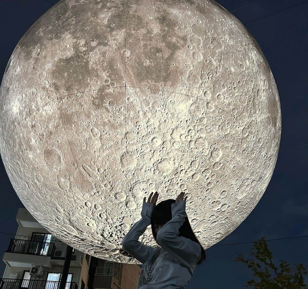 久保田沙矢香のインスタグラム：「月を見てきました…！🐇🌕  うさぎのポーズ🐰♡  #ムーンアートナイト下北沢 #ムーンアートナイト #下北沢 #満月 #十五夜 #うさぎ #お月見」