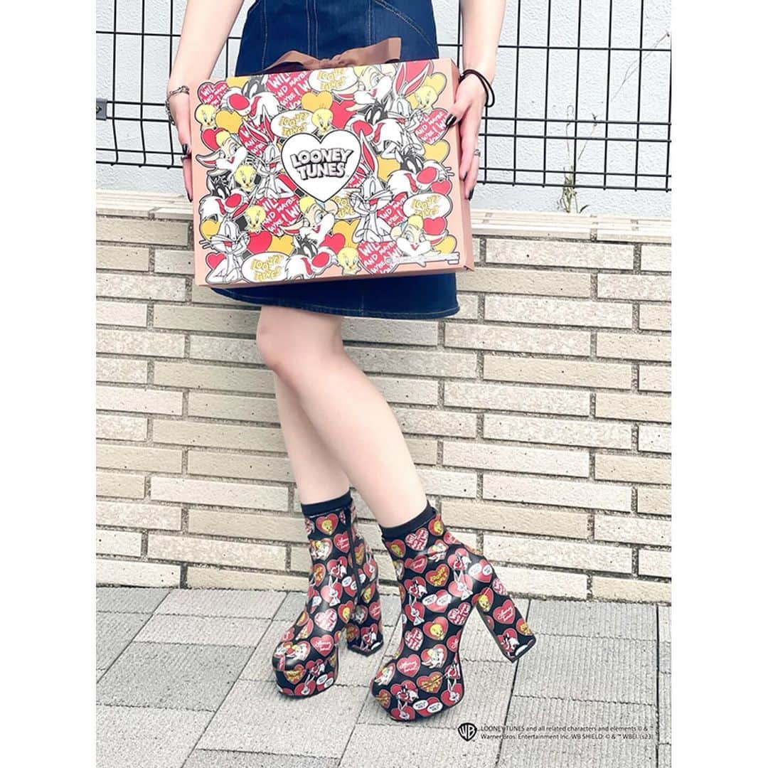 エスペランサ公式さんのインスタグラム写真 - (エスペランサ公式Instagram)「＼LOONEY TUNESとESPERANZAがコラボ／  渋谷109限定で、ルーニー・テューンズとのコラボ第2段発売！  エスペランサの人気ブーツ「 #ラク盛りブーツ 」に ワーナー・ブラザースのアニメ『ルーニー・テューンズ』に 登場するキャラクターたちが あしらわれた限定商品が発売します♥  足元からHAPPYになれる愛くるしい柄 ♡ ♥ ♡ いつものお出かけ時間が楽しく過ごせます！  *-*-*-*-*-*-*-*-*-*-*-*-*-*-*-*-*-*-*-*-*-* 『LOONEY TUNES』ラク盛りブーツ ￥29,700（in tax） 詳しい詳細は渋谷109ESPERANZAへお問い合わせお願いします。 SHIBUYA109 5F. TEL：03-3477-5089 *-*-*-*-*-*-*-*-*-*-*-*-*-*-*-*-*-*-*-*-*-*  @looneytunes_jp @109_shibuya #ルーニーテューンズ #エスペランサ  #WB100 #ワーナー100周年 #渋谷109 #shibuya109」10月1日 19時42分 - esperanza_official