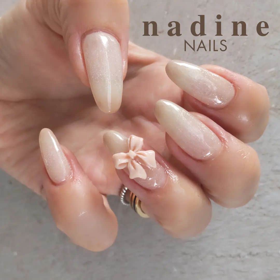 のインスタグラム：「マグネットにグラデーション✨リボン🎀がポイントです♡  #nailart #nailstagram #nails #art #instnailstyle # #japanstyle  #originalnails #gold#silver#美甲 #gelnails #gel甲 #ニュアンスネイル#girlsfashion #ミラーネイル  #clearnails #フレンチネイル#リングネイル #ワンホンネイル#pedicure #スキニーフレンチネイル #秋色ネイル#マグネットネイル#グラデーションネイル#韓国ネイル#韓国コスメ#ツイードネイル#クリアネイル#メリボンネイル  nailsheet @lavankomono」
