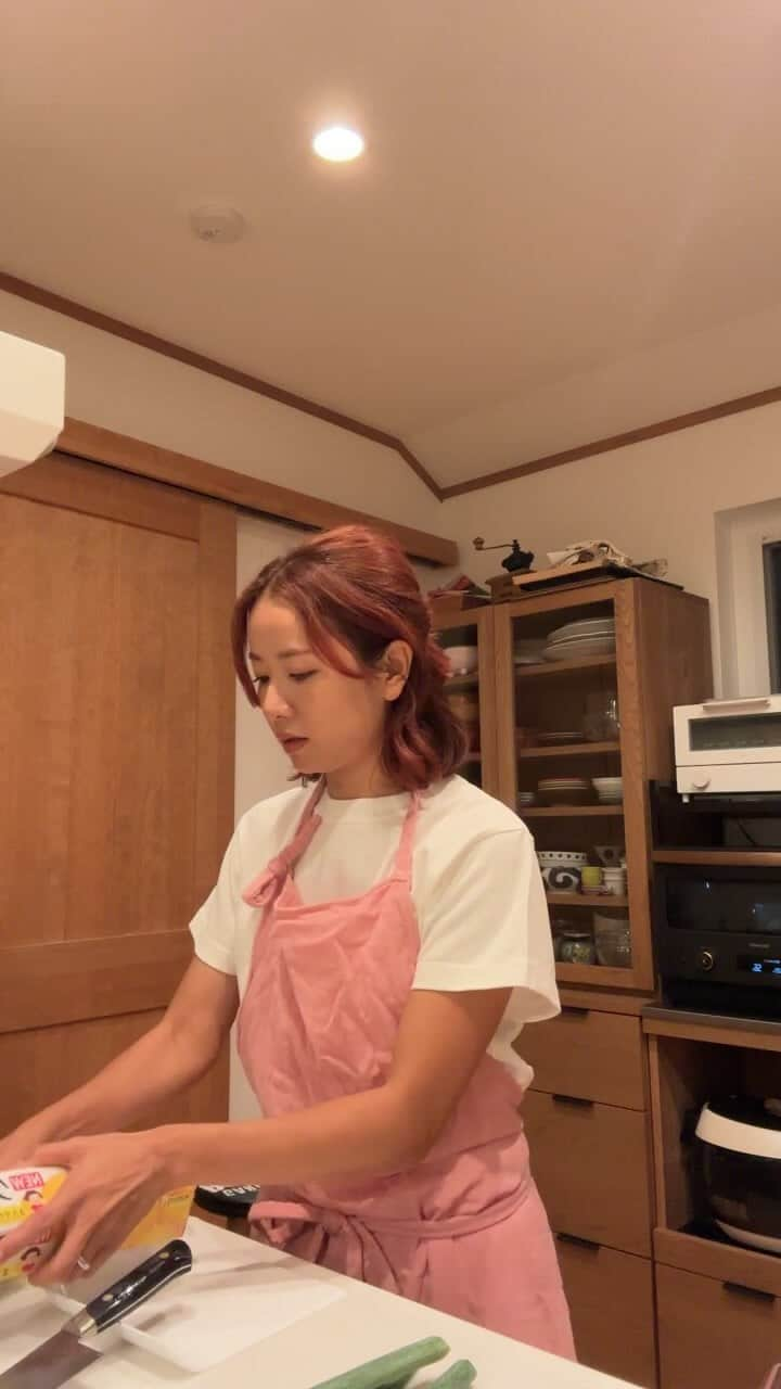 Aya（高本彩）のインスタグラム：「晩御飯作ってる所😂 毎日こんな感じ😂  ※サブスク限定でLIVEしてました 今回設定間違えてアーカイブ全体なってもーてたー💦  エプロンは @asebi___」