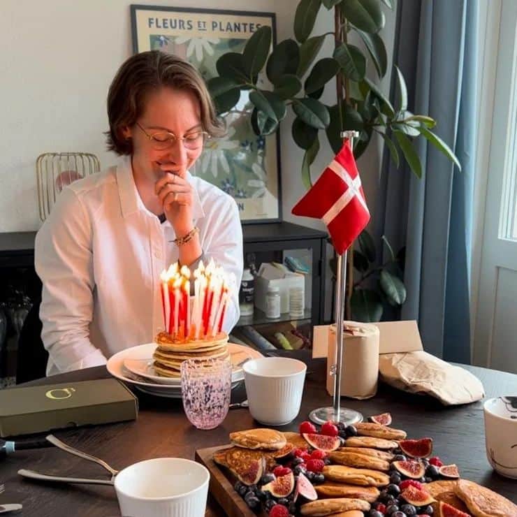 カースティ・ギルモアのインスタグラム：「Software Update to 3.0 🤩😁🫶🏼  I've had an incredible couple of weeks in China, HK, and Denmark with some of the best people and so much birthday love ❤️ Thanks for all the lovely messages. But if people can stop giving me cake- I've got tournaments to play 🥴」