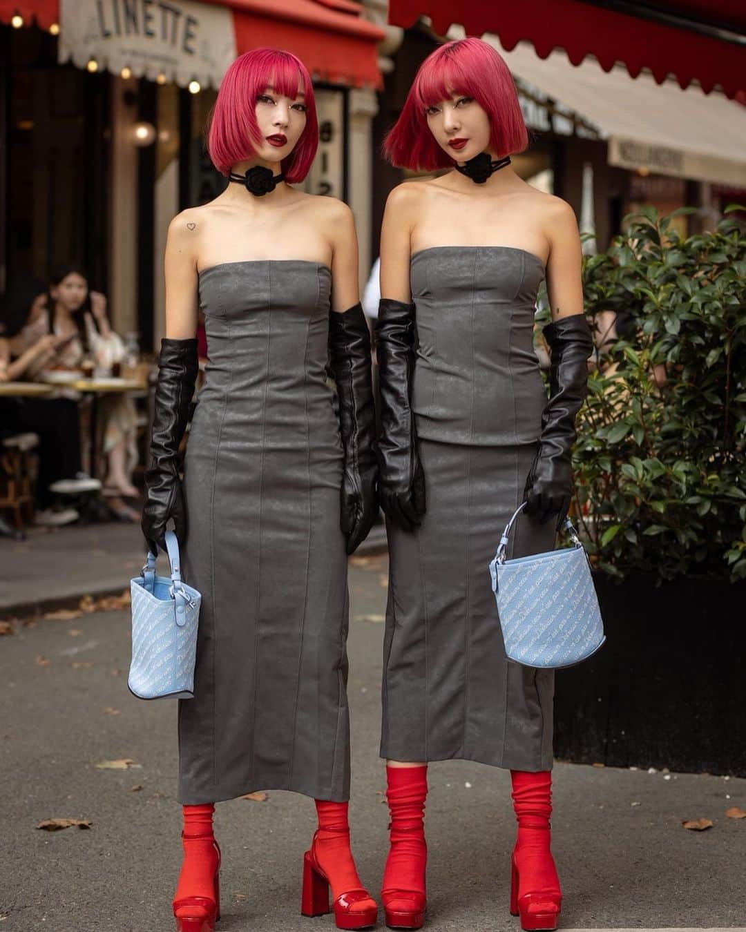 AMIさんのインスタグラム写真 - (AMIInstagram)「eiffel tower with 👯‍♀️ @delvaux 🩵  photo by @s.a.o.r.i_photography  さおりさんの写真どれも ドラマティックで大好き💘  #pfw」10月1日 19時37分 - amixxamiaya