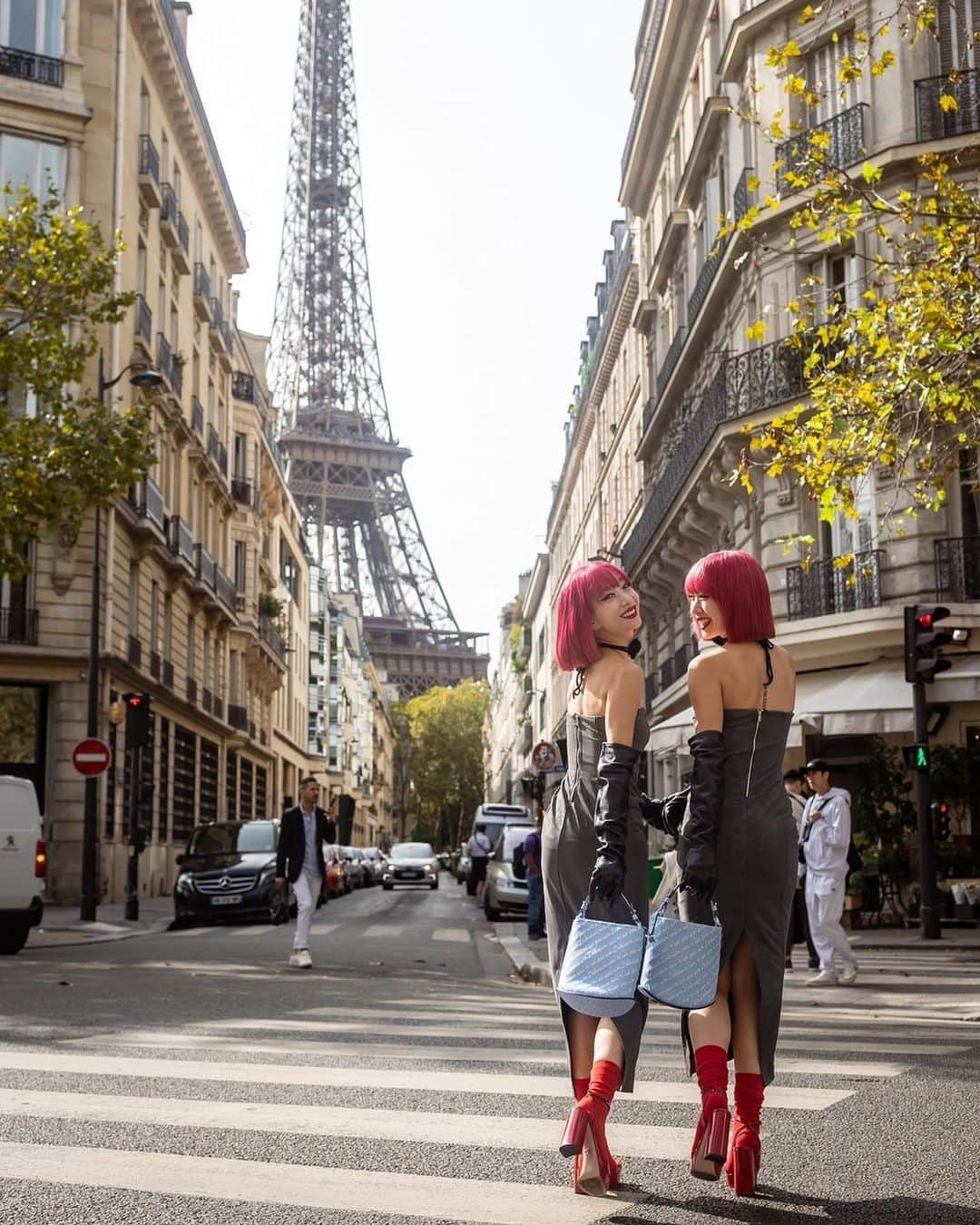 AMIさんのインスタグラム写真 - (AMIInstagram)「eiffel tower with 👯‍♀️ @delvaux 🩵  photo by @s.a.o.r.i_photography  さおりさんの写真どれも ドラマティックで大好き💘  #pfw」10月1日 19時37分 - amixxamiaya