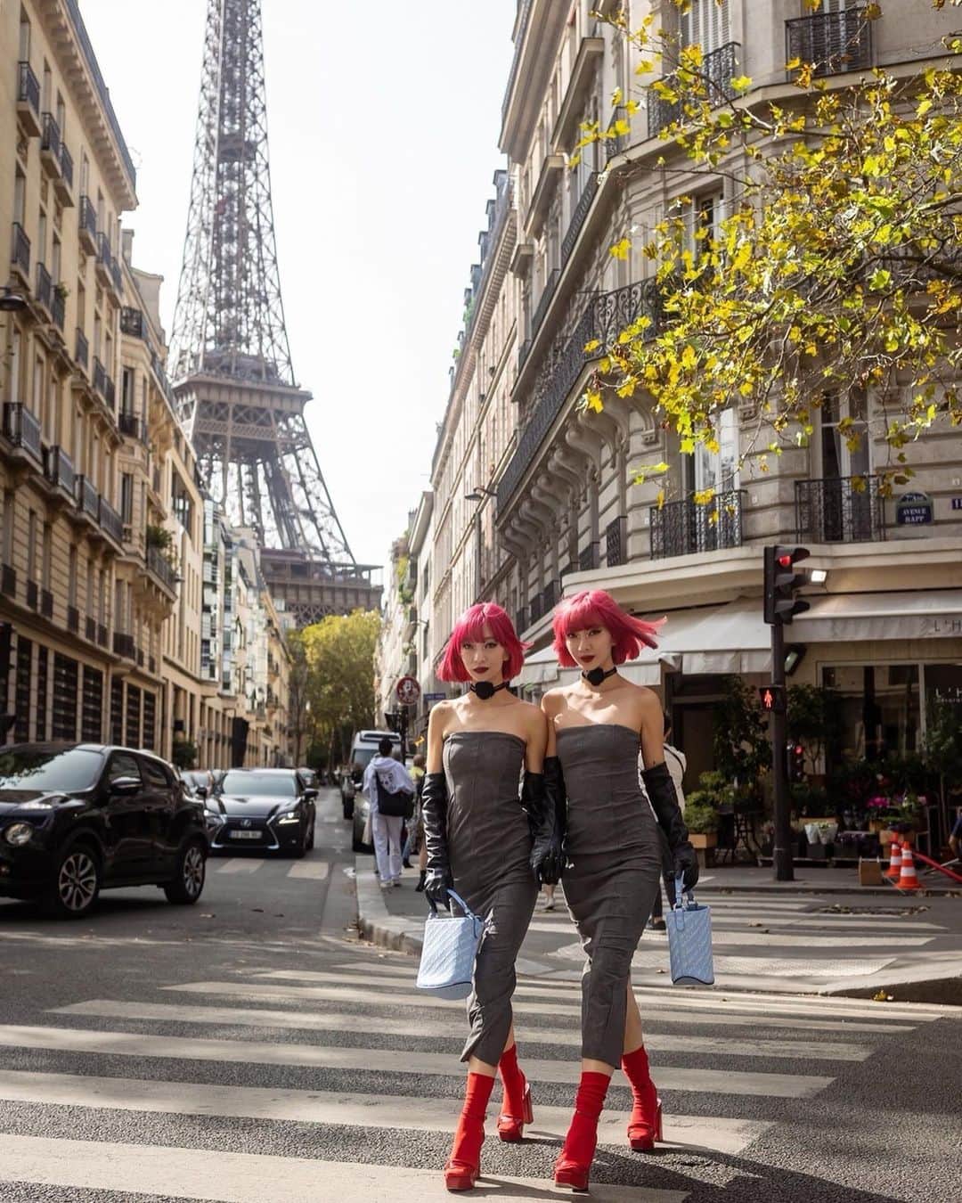 AMIのインスタグラム：「eiffel tower with 👯‍♀️ @delvaux 🩵  photo by @s.a.o.r.i_photography  さおりさんの写真どれも ドラマティックで大好き💘  #pfw」