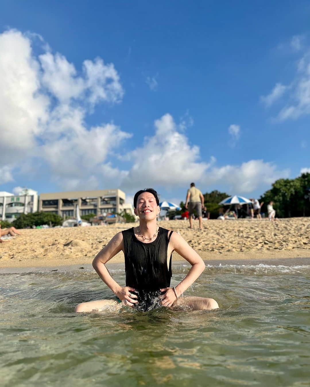 坂口涼太郎のインスタグラム：「🌈🏝️❤️‍🔥🙌 沖縄ありがとう。 千穐楽を終えて速攻海。 大満喫。良い出会いも沢山あって、ほんまに沖縄で公演できてよかった。 また会う日まで。 ほんまにありがとう💐 #木ノ下歌舞伎 #勧進帳 #那覇芸術文化劇場なはーと  #なはーと  @kinoshita.kabuki  @nahart2021」