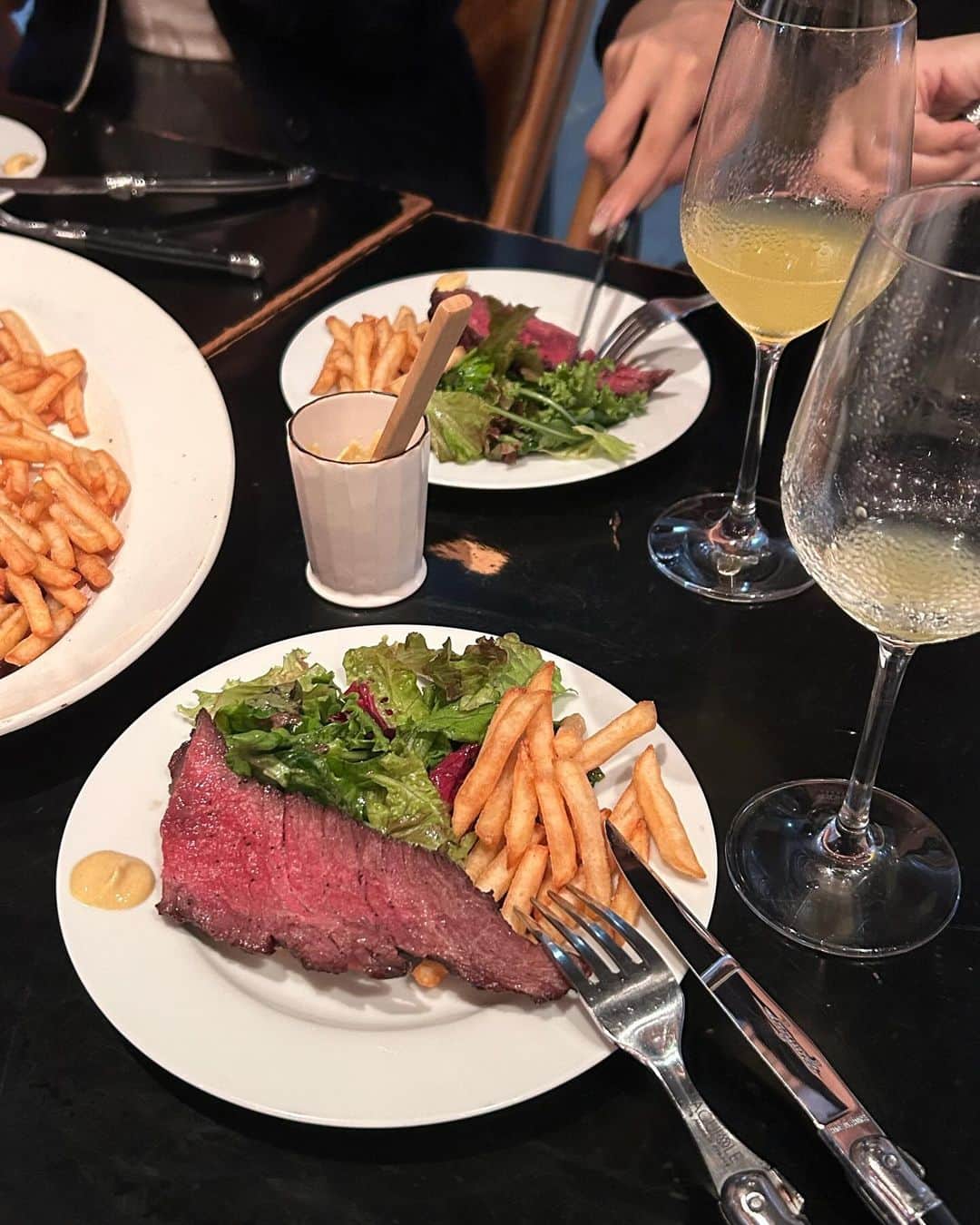 RIiNAのインスタグラム：「お肉とサングリア🍷♡   #三軒茶屋 #都内グルメ」