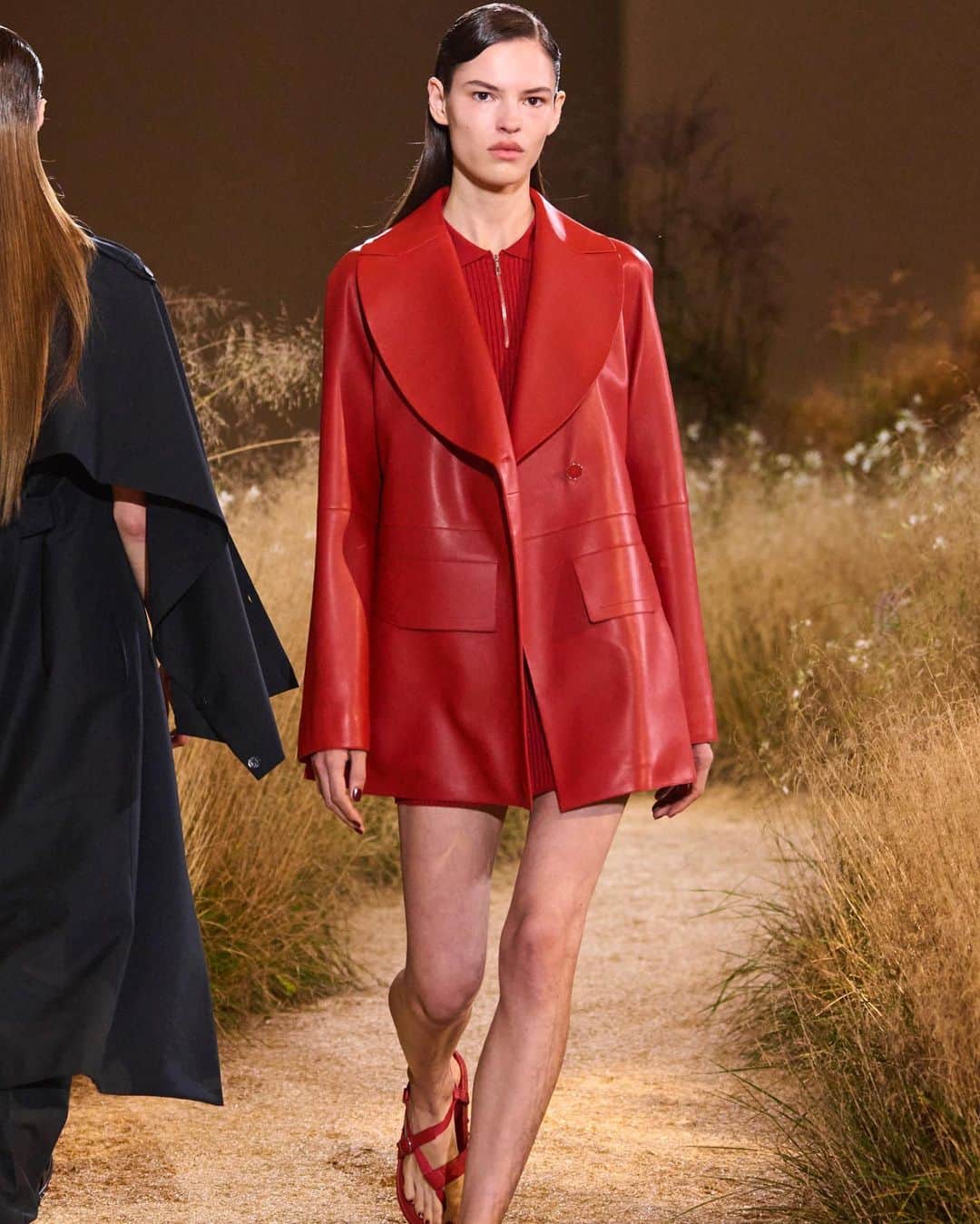 ELLE DKのインスタグラム：「Sæsonens hotteste farve er rød, og spørger du @hermes skal vi også gå næste års sommer i møde iført den forførende farve. I kombination med mere afdæmpede toner  af beige, creme, bordeaux og sort viste det franske modehus en elegant og brugbar kollektion omringet af markplanter - alle nogle der bliver genplantet efter showet.   Foto: Launchmetrics/Spotlight」