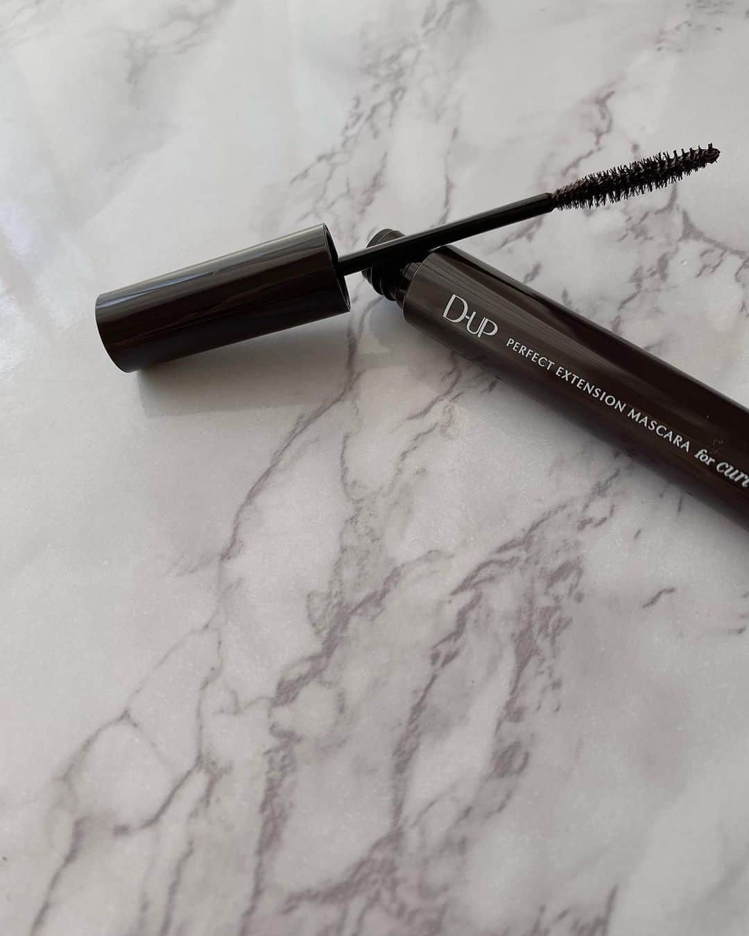 のインスタグラム：「. D-UPのマスカラ💜 @dupbeauty @dupeyebeauty  今日発売された新色『プラムブラック』✨  隠れカラーの「パープル」が潜む “新しい黒マスカラ”だよ🖤  まつげに塗ると”ほぼ黒”でしっかり盛れるのに、 光に当たった時や伏し目にした時に ちらっとパープルが見え隠れして すごく可愛いカラー🍇  カラーマスカラより黒マスカラ推しなんだけど、 このカラーはそんな私もすごく気に入っちゃった😍  D-UPのマスカラは塗り心地がなめらかだし、 ブラシがコンパクトだから、 下まつ毛にも塗りやすくて好き♡ それでいて長時間にじまないし、 自然で綺麗な仕上がり✨ しかもウォータープルーフで、 お湯で簡単にオフもできるのも嬉しい❕  チェックしてみてね🔍 . . . #PR #ディーアップ #dup #マスカラ  #パーフェクトエクステンションマスカラ #コスメレポ #コスメレビュー #コスメオタク #コスメマニア #カラーマスカラ  #アイメイク #コスメ好きさんと繋がりたい #美容オタク #美容マニア #美容好き #美容好きな人と繋がりたい #ベスコス #ベストコスメ #プチプラコスメ #プチプラ  #置き画くら部 #置き画 #locari  #화장품추천 #화장품스타그램 #화장품 #뷰티스타그램 #haruru0724_cosme」