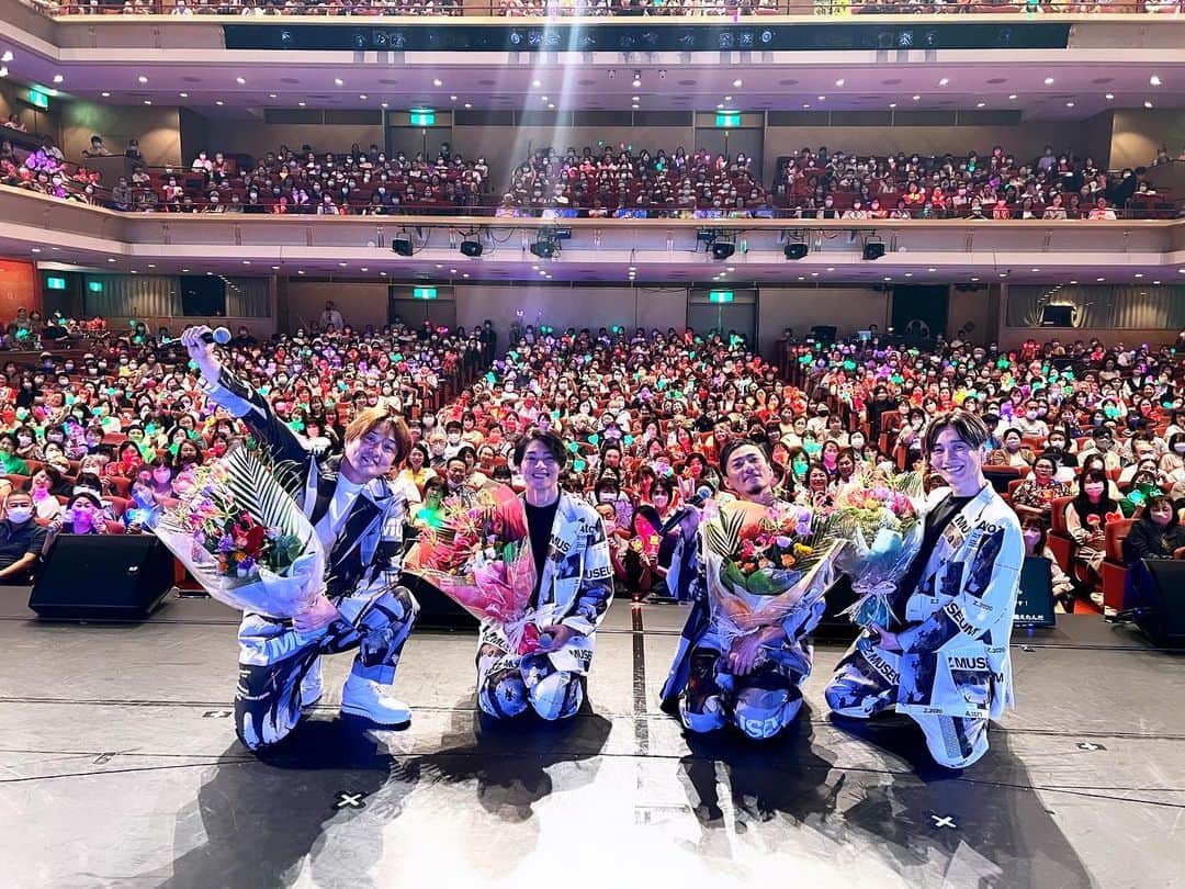 のインスタグラム：「💜❤🧡💚 ＼10万枚突破！！／ 2023年リリースの新曲 純烈｢だってめぐり逢えたんだ｣のCD出荷枚数が10万枚を突破しました👏😊  応援していただいた皆さま、ありがとうございます！   📷✨ 本日千穐楽を迎えた｢明治座9月純烈公演｣の舞台でお祝いしていただいた1枚   #純烈  #だってめぐり逢えたんだ   #酒井一圭  #白川裕二郎  #後上翔太  #岩永洋昭」