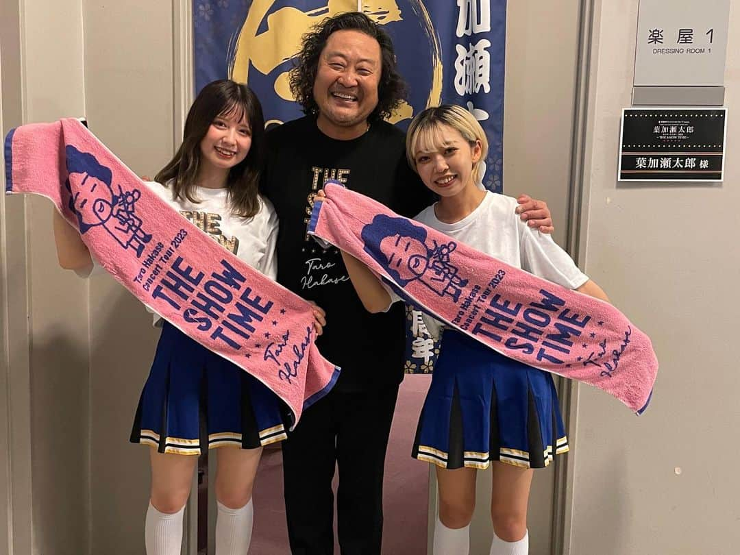 葉加瀬太郎さんのインスタグラム写真 - (葉加瀬太郎Instagram)「葉加瀬太郎コンサートツアー2023 THE SHOW TIME 松本公演にいらして下さった皆さま、満員御礼㊗️ありがとうございました！ さすがサイトウキネンに始まり、僕のアイドル小澤征爾さんが育んだ音楽の聖地、松本のお客様は拍手が大きく温かく、僕たちも大変気持ち良く演奏させて頂きました。 盛り上がって楽しかったね〜  松本出身のTHE SHOW TIMEシスターズもありがとう！ 楽屋には素敵なおもてなしをして頂きました。  #葉加瀬太郎 #葉加瀬太郎コンサートツアー2023 #THE SHOW TIME #長野 #松本 #アルクマ」10月1日 19時44分 - tarohakase_hats