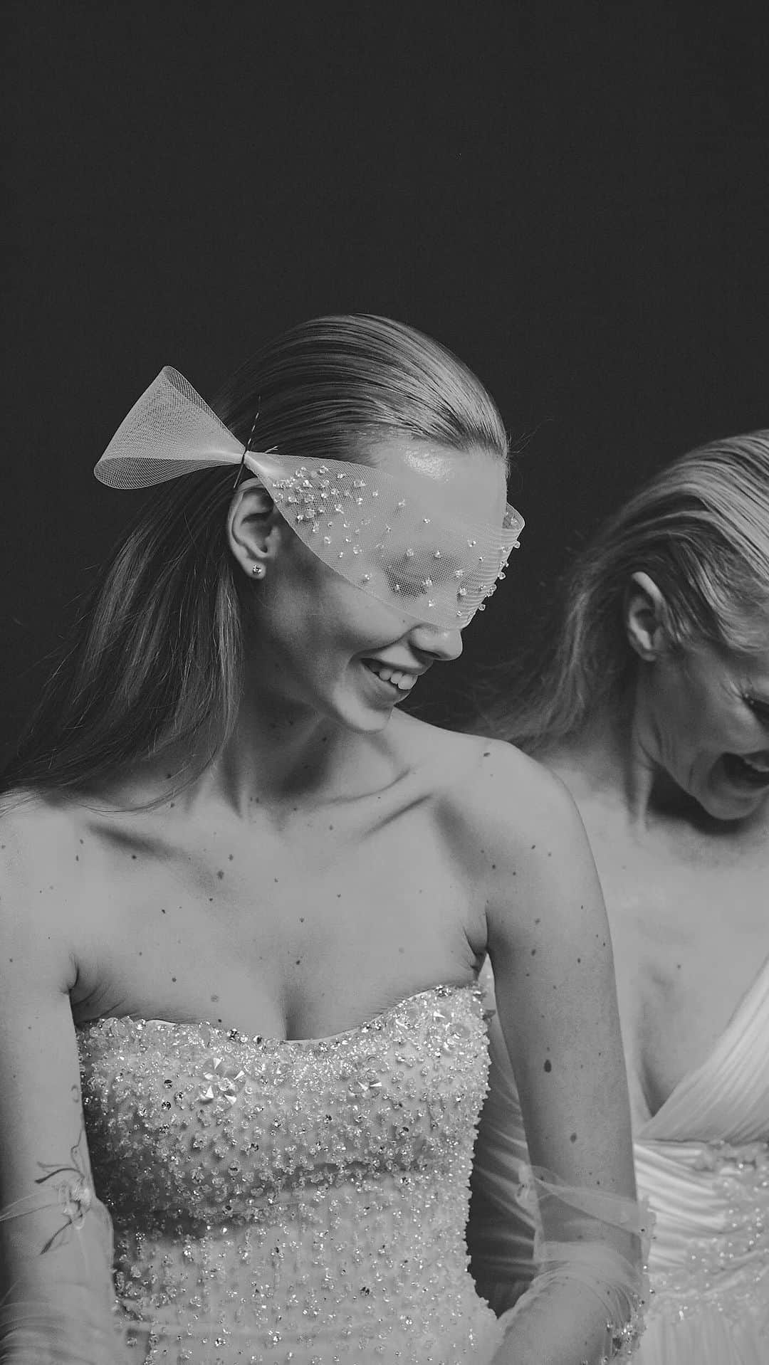 のインスタグラム：「Reminiscing the glamour: throwback to our breathtaking showcase in April, where dreams met the runway💛 #PronoviasFashionShow   Choose your favorite #AtelierPronovias gown:  Glycin, Skylight, Divinity, Alyse, Fioris  Link in bio to discover our Haute Couture collection🔗」