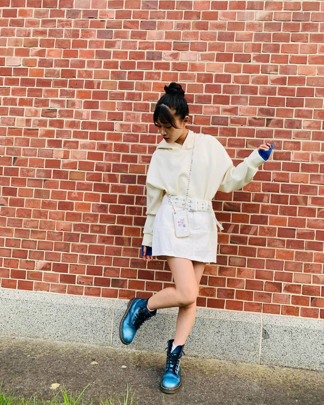 のインスタグラム：「・ 皆さんこんにちは！ヒメノです👑🧡  涼しくなってきたねー🍃  パーカー ☺︎ ユニクロ スカート ☺︎ PINK-latte アームウォーマー ☺︎ SHEIN スマホケース ☺︎ SHEIN 靴 ☺︎ ドクターマーチン  #ニコラ #nicola#ニコラ11月号発売中  #ニコラ11月号 #ニコモ #青山姫乃 #ヒメノ #ユニクロ #PINK-latte #SHEIN #ドクターマーチン #パーカー好き🥰」