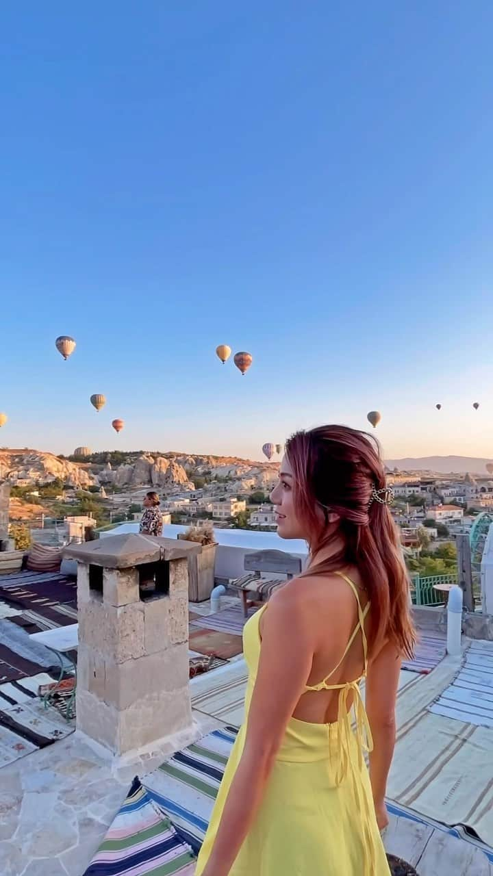 myumyuのインスタグラム：「📍Cappadocia, Turkey  朝日とともにあがる250機もの気球 きれいすぎ🥹🥹🥹💓💓💓  . . . . . . . . . . . . . . . . . . . . . #Türkiye#Turkey#turkeytravel#turkey🇹🇷#Cappadocia#cappadociaturkey#cappadociaballoon#traveler#travelawesome#travelgram#traveltheworld#balloons#トルコ#トルコ旅行#カッパドキア#カッパドキアの熱気球#気球#海外旅行#海外旅行好きな人と繋がりたい#旅行#海外旅行大好き#旅スタグラム」