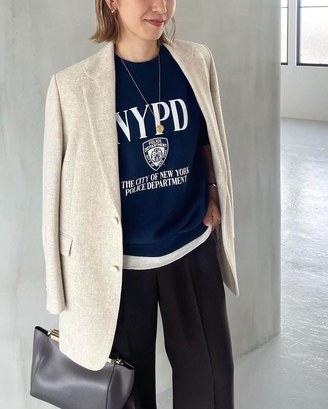 のインスタグラム：「〝Big Tailored ジャケット〟 NEW ARRIVAL！ ⁡  Plage @plage_jp  人気ジャケットが今年も登場！ オーバーサイズのテーラードジャケットは、カラーによって異なる生地を使用。 グレーは高密度のサキソニーで膨らみがありオーセンティックな雰囲気に。ベージュはメランジの糸で凹凸があり、Plageらしい柔らかい雰囲気に。 端境期にアウター感覚で活躍する一枚。 ⁡  No.23010922105030 ¥41,800 col:グレー/ベージュ size:36/38 ⁡ ⁡ 【EVENT INFORMATION】 10/4(水)-10/9(月) ミント神戸 ポイント5倍キャンペーン ⁡ ⁡ 【WEB決済電話受付可能店舗】 ▪︎ルミネカード NEWoMan新宿店・有楽町店・池袋店・大宮店 ▪︎MIカード ラシック名古屋店 ▪︎JQ CARD AMU博多店 ⁡  ＿＿＿＿＿＿＿＿＿＿＿＿＿＿🏷️ ⁡ いつも投稿をご覧いただきありがとうございます！ ベイクルーズ公式インスタグラムでは WOMEN & MENの新作情報を毎日配信中📷 是非フォローしてね ♪ ▼▼▼ @baycrews ＿＿＿＿＿＿＿＿＿＿＿＿＿＿ ⁡ #baycrews #ベイクルーズ #プラージュ #ジャケットコーデ #オーバーサイズ #スウェットコーデ #パンツコーデ #ニットコーデ #ベストコーデ #カットソー #大人コーデ #シンプルコーデ #カジュアルコーデ #着回し #着回しコーデ #20代コーデ  #30代コーデ#40代コーデ #トレンドコーデ #スタッフコーデ #スタイリング#秋コーデ#秋服コーデ#秋物コーデ #着回し術 #着こなし術#レイヤード #レイヤードコーデ #バッグ #ミニバッグ」