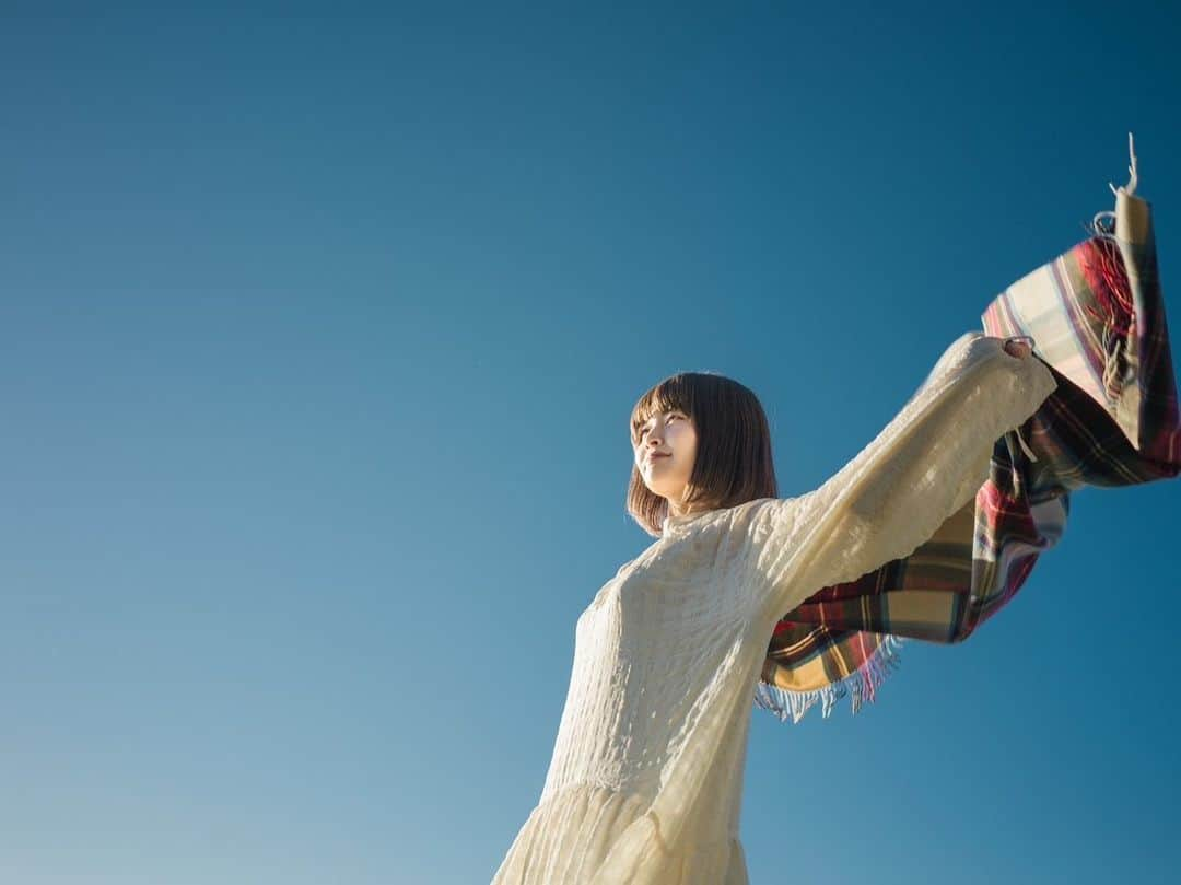 末原玲衣のインスタグラム：「10月ってこんなに暖かかったっけ🍂 ⁡ 楽しい穏やかな秋を過ごすぞーーー ⁡ YouTubeも音楽もさらに前進できるように 練り練りしてまいります、よろしくね🎑  📷 @acekeca」