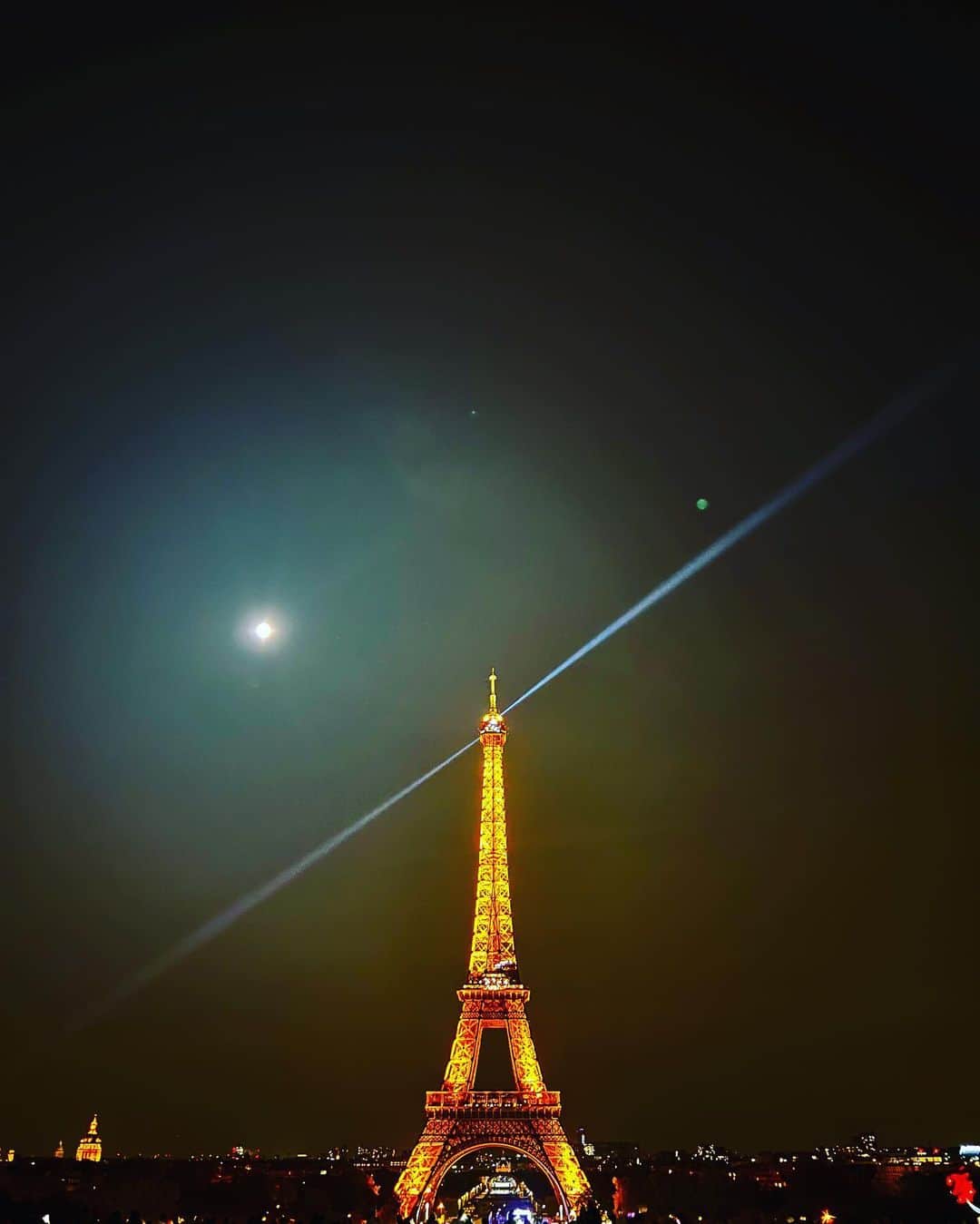 神崎恵のインスタグラム：「・ 昨晩のエッフェル塔。 中秋の名月と並び合う姿に惚れ惚れ。 機内でみた映画「EIFEEL」にも感動しました。 よけいに美しく、圧巻の存在感。」