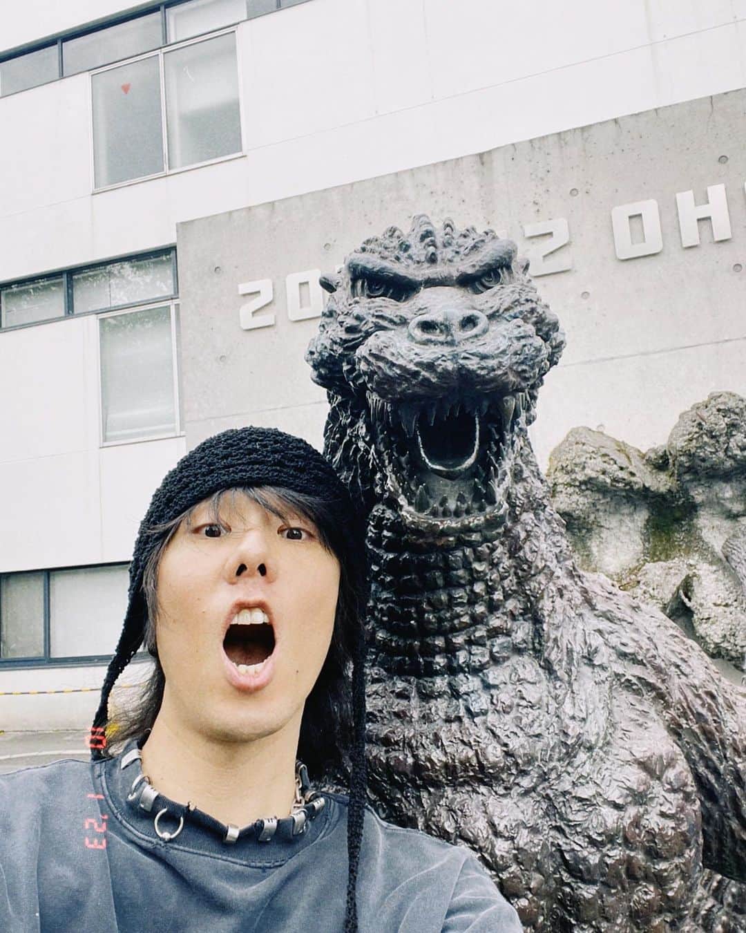 野田洋次郎のインスタグラム：「久々の東宝スタジオ。 「トイレのピエタ」から気づけば長いお付き合いになりました。 ダビング作業の合間に中を散歩。 久々ゴジラさんとツーショット。カメラ目線頂きました。  今日で5月から作ってきた映画劇伴、無事終了しました。学びだらけでした。また追って情報お伝えします。  Took a selfie with Godzilla. Is it just me who think we look alike each other.  #Gozilla #Yozillo」