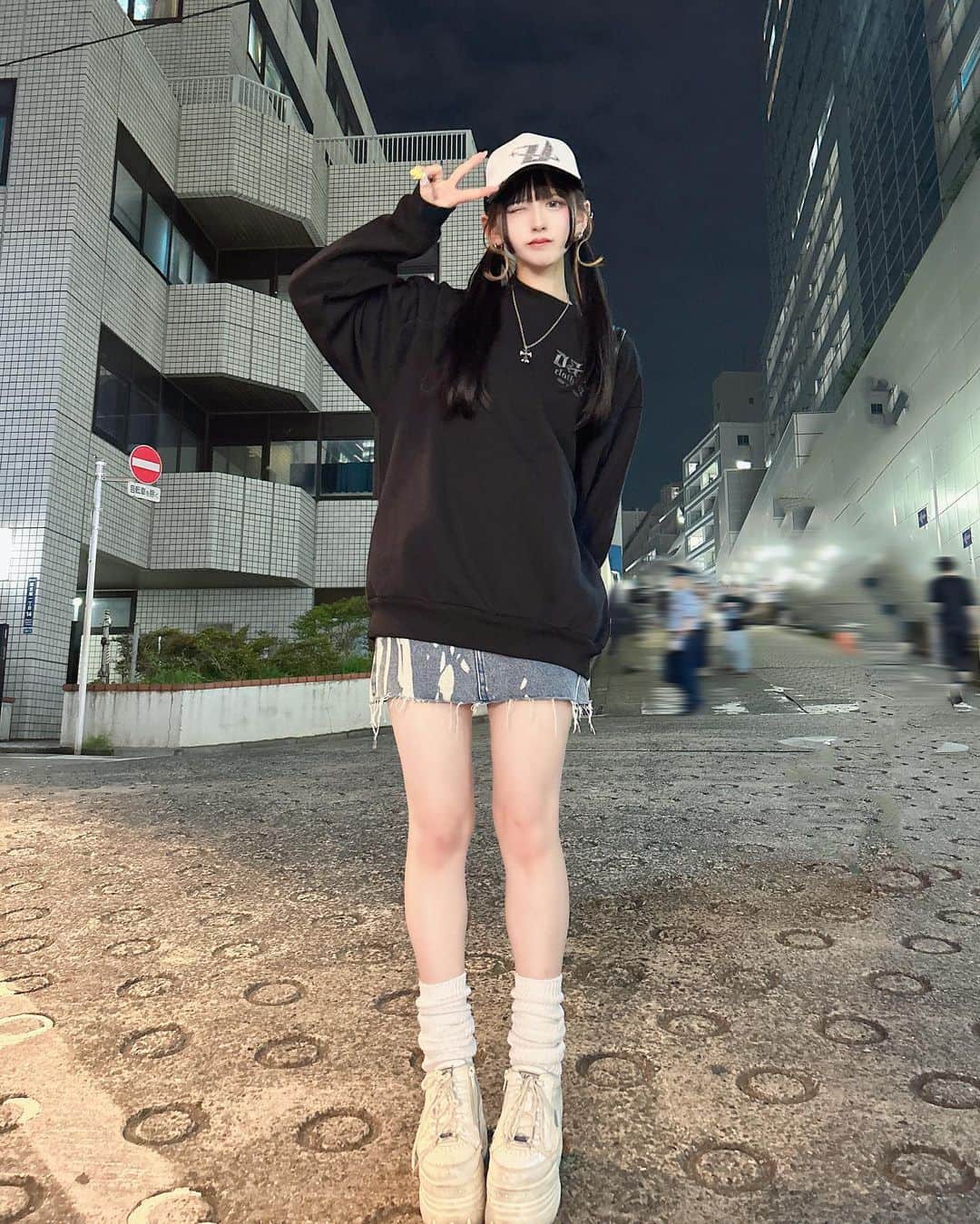 狐波ろんのインスタグラム：「夜道で撮ったら合成みたいになた」