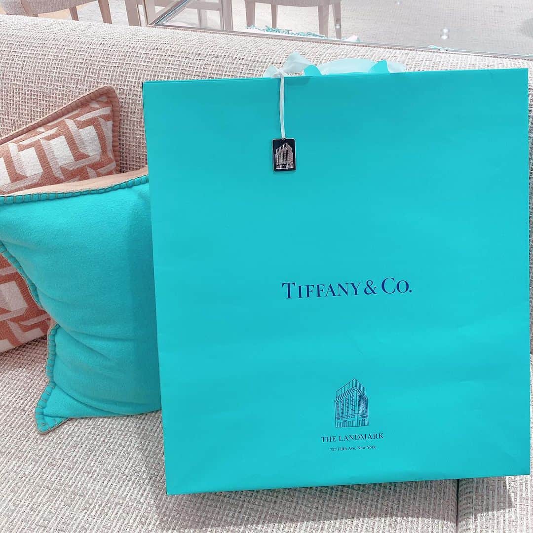 TiAさんのインスタグラム写真 - (TiAInstagram)「「Tiffany ＆ Co.」が本店の全面改装を初めて実施して2019年春にクローズして以来、4年ぶりの営業再開。  2020年に行った時は、移転されていたのですが その時に買ったコップは、Tiffany&Co. / Love❤️だったけれど  今回は、カラフルなコップたちを。  今年は、💛イエローが気に入っているので、💛イエローのティファニーは私にとってスーパーラッキーアイテムだ。  スケジュール帳、ペン、お財布、食器  ここでアイテムを買うと理想が叶っていくんです。  私の生きる道と共にティファニーは応援してくれてる。  ラッキーアイテム💛  #tiffany #tiffanyandco #tiffanyblue  #ティファニー #tiffanynyminute #ニューヨーク  #食器　#ラッキーアイテム」10月1日 20時00分 - tia_singer