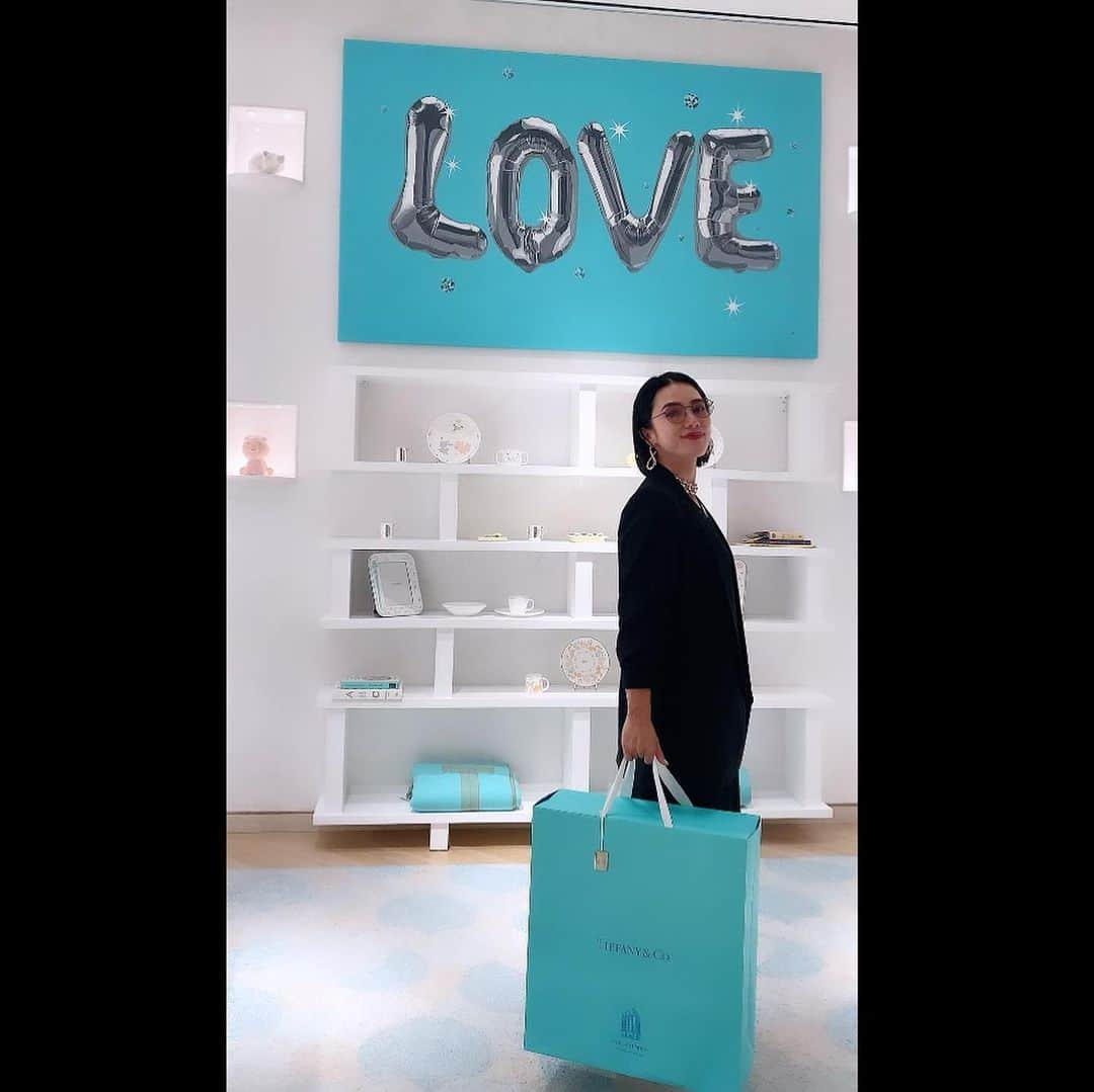 TiAさんのインスタグラム写真 - (TiAInstagram)「「Tiffany ＆ Co.」が本店の全面改装を初めて実施して2019年春にクローズして以来、4年ぶりの営業再開。  2020年に行った時は、移転されていたのですが その時に買ったコップは、Tiffany&Co. / Love❤️だったけれど  今回は、カラフルなコップたちを。  今年は、💛イエローが気に入っているので、💛イエローのティファニーは私にとってスーパーラッキーアイテムだ。  スケジュール帳、ペン、お財布、食器  ここでアイテムを買うと理想が叶っていくんです。  私の生きる道と共にティファニーは応援してくれてる。  ラッキーアイテム💛  #tiffany #tiffanyandco #tiffanyblue  #ティファニー #tiffanynyminute #ニューヨーク  #食器　#ラッキーアイテム」10月1日 20時00分 - tia_singer