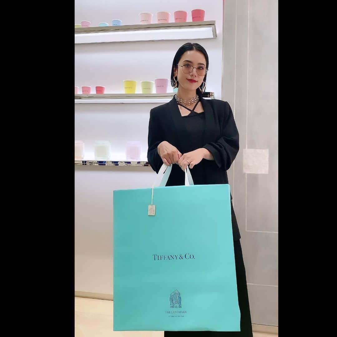 TiAさんのインスタグラム写真 - (TiAInstagram)「「Tiffany ＆ Co.」が本店の全面改装を初めて実施して2019年春にクローズして以来、4年ぶりの営業再開。  2020年に行った時は、移転されていたのですが その時に買ったコップは、Tiffany&Co. / Love❤️だったけれど  今回は、カラフルなコップたちを。  今年は、💛イエローが気に入っているので、💛イエローのティファニーは私にとってスーパーラッキーアイテムだ。  スケジュール帳、ペン、お財布、食器  ここでアイテムを買うと理想が叶っていくんです。  私の生きる道と共にティファニーは応援してくれてる。  ラッキーアイテム💛  #tiffany #tiffanyandco #tiffanyblue  #ティファニー #tiffanynyminute #ニューヨーク  #食器　#ラッキーアイテム」10月1日 20時00分 - tia_singer