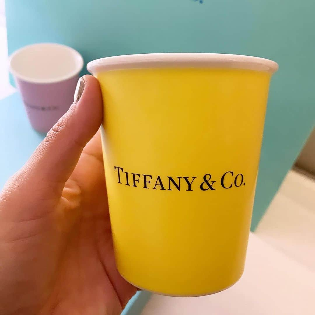 TiAさんのインスタグラム写真 - (TiAInstagram)「「Tiffany ＆ Co.」が本店の全面改装を初めて実施して2019年春にクローズして以来、4年ぶりの営業再開。  2020年に行った時は、移転されていたのですが その時に買ったコップは、Tiffany&Co. / Love❤️だったけれど  今回は、カラフルなコップたちを。  今年は、💛イエローが気に入っているので、💛イエローのティファニーは私にとってスーパーラッキーアイテムだ。  スケジュール帳、ペン、お財布、食器  ここでアイテムを買うと理想が叶っていくんです。  私の生きる道と共にティファニーは応援してくれてる。  ラッキーアイテム💛  #tiffany #tiffanyandco #tiffanyblue  #ティファニー #tiffanynyminute #ニューヨーク  #食器　#ラッキーアイテム」10月1日 20時00分 - tia_singer