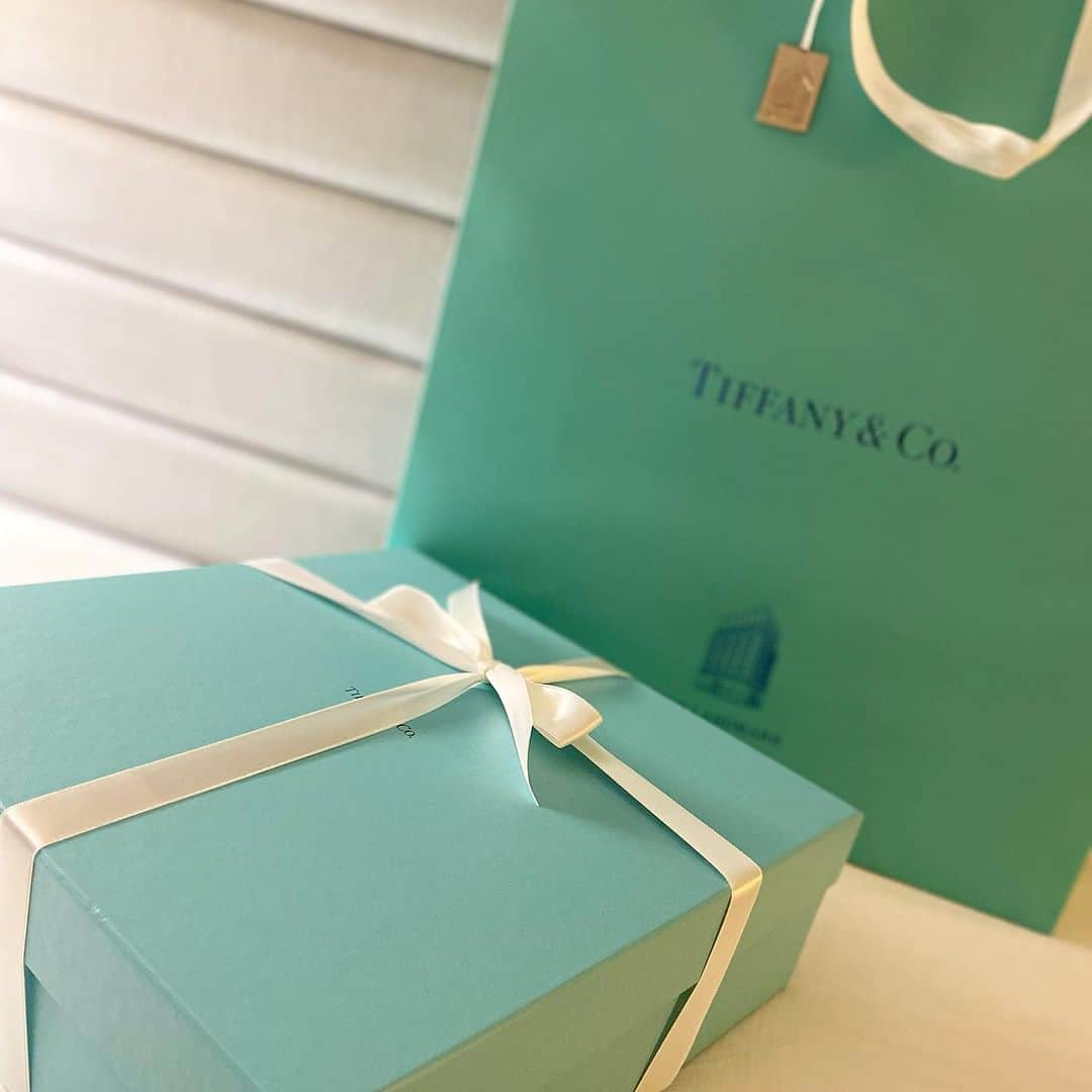 TiAさんのインスタグラム写真 - (TiAInstagram)「「Tiffany ＆ Co.」が本店の全面改装を初めて実施して2019年春にクローズして以来、4年ぶりの営業再開。  2020年に行った時は、移転されていたのですが その時に買ったコップは、Tiffany&Co. / Love❤️だったけれど  今回は、カラフルなコップたちを。  今年は、💛イエローが気に入っているので、💛イエローのティファニーは私にとってスーパーラッキーアイテムだ。  スケジュール帳、ペン、お財布、食器  ここでアイテムを買うと理想が叶っていくんです。  私の生きる道と共にティファニーは応援してくれてる。  ラッキーアイテム💛  #tiffany #tiffanyandco #tiffanyblue  #ティファニー #tiffanynyminute #ニューヨーク  #食器　#ラッキーアイテム」10月1日 20時00分 - tia_singer