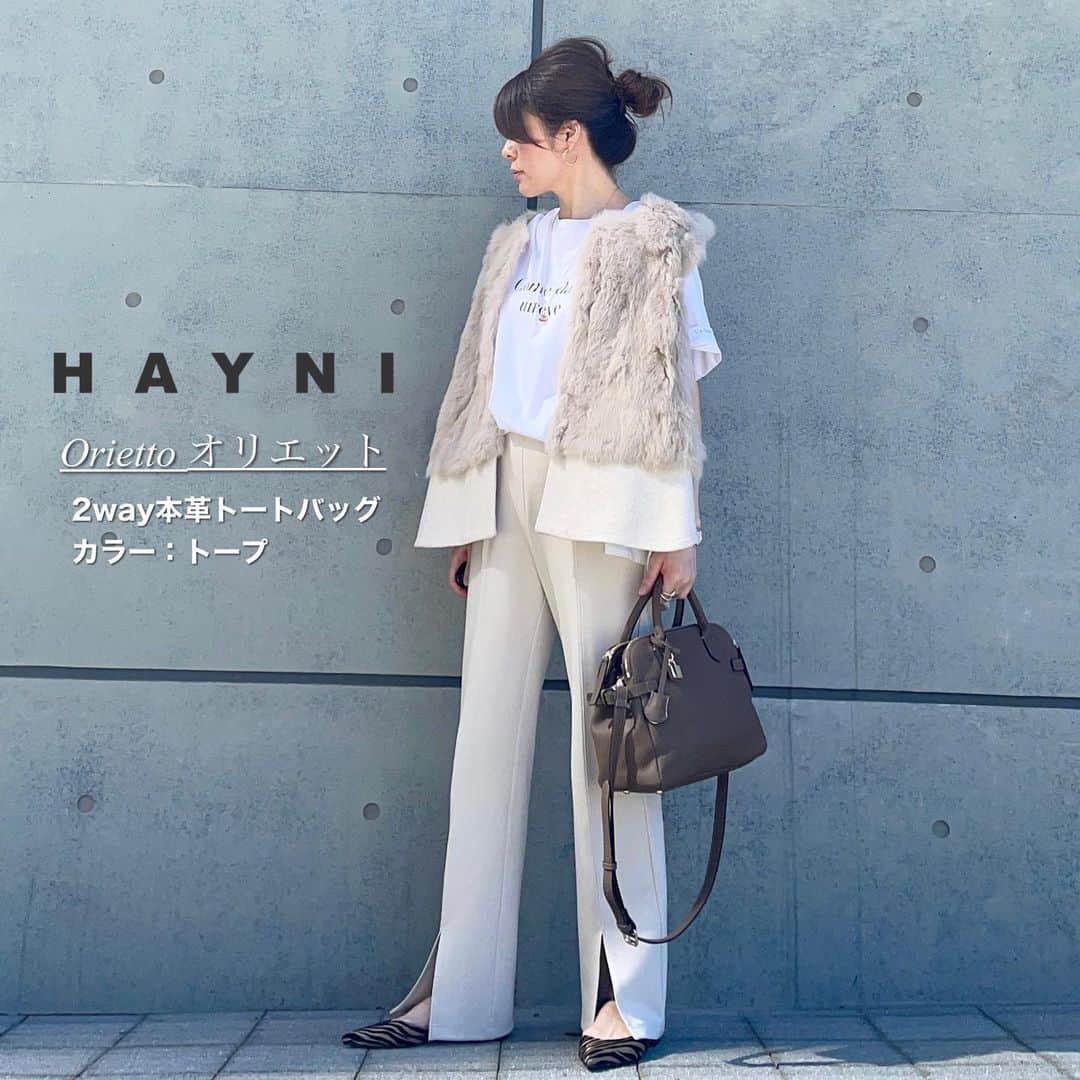 nakkoo555のインスタグラム：「ㅤ ㅤ まだ暖かくて 半袖とジレが楽しめる季節もなんだか好きだったり🍂  今日はお試しさせて頂いた HAYNIのOrietto オリエットのバッグ👜 このシリーズ上品な見た目と機能とのバランスが すごく良くって仕事にもデイリーにもオケージョンにも◎ ※ストーリーにリンク貼ってます✈︎  トープ色がいいお色で 上品な印象になってこりゃ可愛い❤︎  しっかりと牛革を使用しているので 高級感あるのですが手に入りやすい価格で 気分が上がるバッグです👜🤭  仕切りもしっかりあって この日お出かけしてきましたが使い勝手、抜群でした🤭  Blogにコーデ詳細載せてます✍️ @nakkoo555 のトップページから飛べます🐣  gilet… #eimeelaw#エイミーロウ pants… #evernavy#エバーネイビー bag... @bag_hayni #HAYNI#ヘイニ  ㅤ ㅤ ㅤ ㅤ  #pr #HAYNI #ヘイニ #トートバッグ #ハンドバッグ #ショルダーバッグ #通勤バッグ #本革バッグ #レザーバッグ #高見えバッグ #おしゃれバッグ #きれいめカジュアル  #30代コーデ #40代コーデ #アラフォーコーデ #お洒落さんと繋がりたい #お洒落女子 #大人カジュアル #今日のコーデ #着回しコーデ #骨格ストレート #骨格ナチュラル」