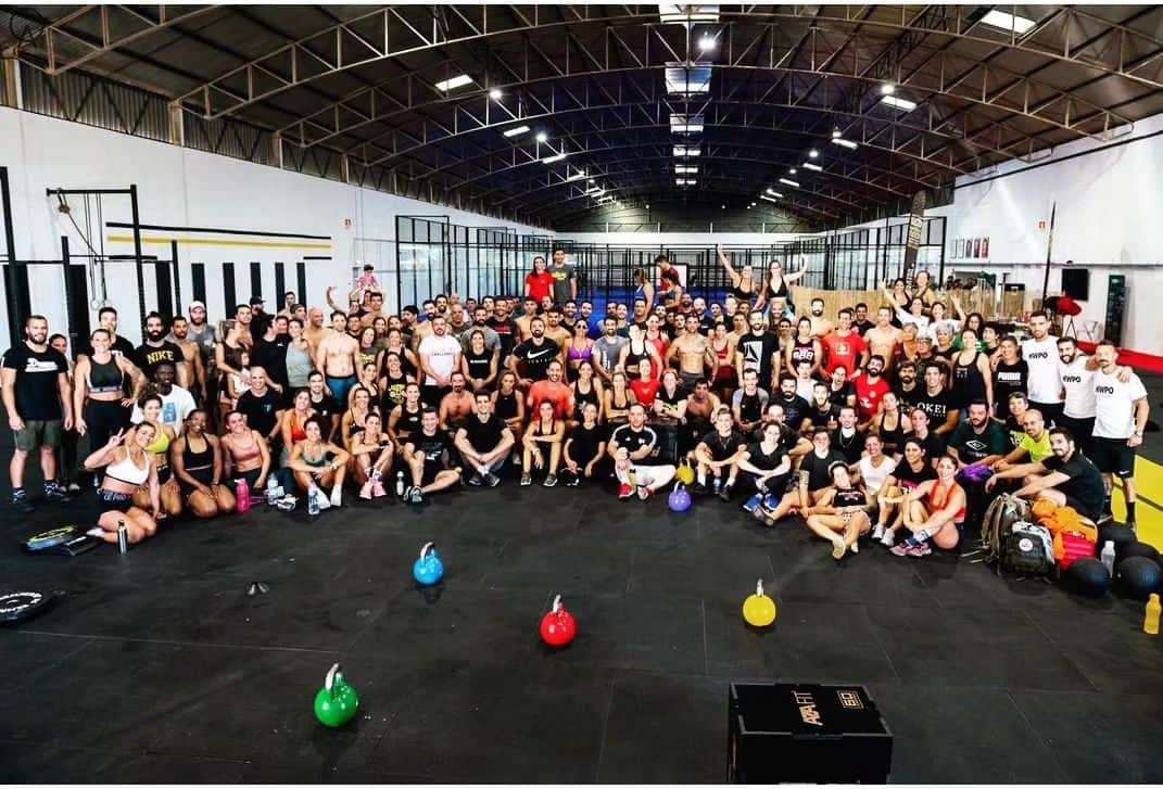 のインスタグラム：「Faz hoje 1 ano que esta aventura começou. De lá para cá muita coisa mudou. Digo muitas vezes que o que temos naqueles 2000m2 é um microcosmos, uma amostra da sociedade "vitaminada", onde tudo acontece muito depressa e com muita intensidade.  Houve grandes transformações físicas, pessoas que todos os dias se superam, criam resiliência, milhares de troca de bolas, algumas cervejas bebidas. Basicamente viveu-se que é o que acontece "lá fora". Passado este tempo é altura de agradecer, em primeiro lugar aos que tornaram possível que este acto de "loucura" acontecesse, os muitos atletas de longe que por cá passaram mas sobretudo  aqueles que todos os dias cá estão. E por último todo o staff, o @miguelopes73, @telmoo_andre, @patricia_rochezoire, liba, que se entregam todos os dias de corpo e alma. . Um ano já foi venham os próximos.」