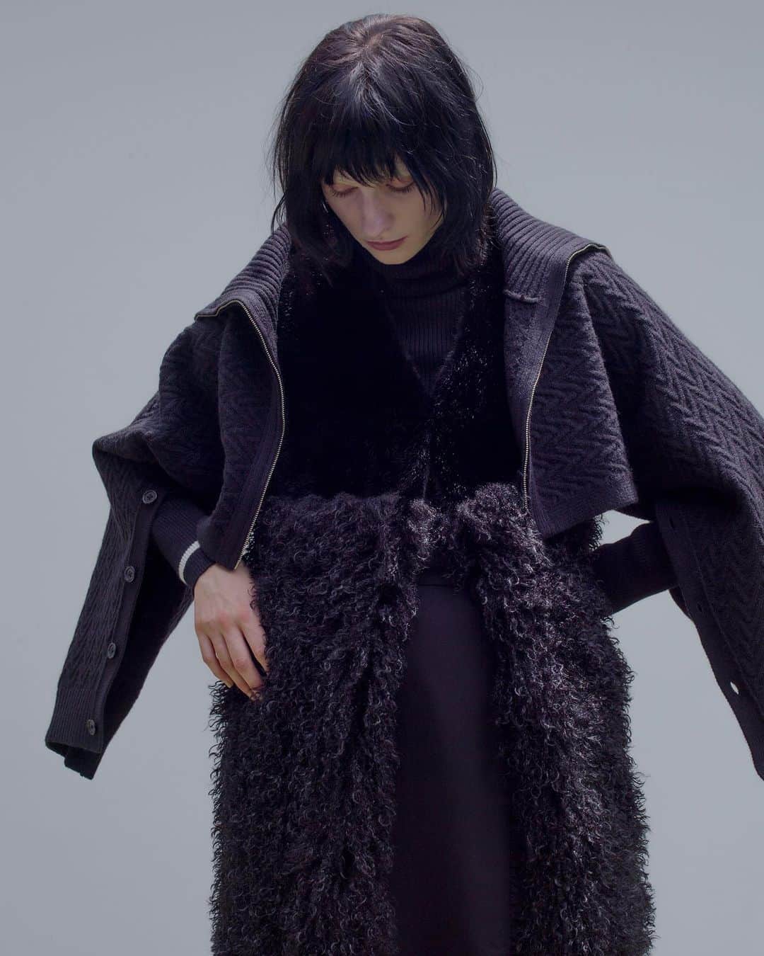 LOVELESS/GUILD PRIME 公式アカウントのインスタグラム：「『 LOVELESS 』  LOVELESS 2023 AUTUMN MEN&WOMEN  今季より、LOVELESSはブランドコンセプトをアップデート。独自性のあるデザインはそのままに、端正かつ高揚感を感じられるスタイルを改めて提案、提供していく。最新コレクションでは「ブリティッシュ」「ミリタリー」を再解釈。今の時代性を捉え、モダンに切り取ったイメージビジュアルと共にお届けする。  プロフィールURL内「FEATURE」でLOOKをご覧いただけます。  Knit / LOVELESS ￥35,200 (62N-84-212-09) Vest / LOVELESS ￥40,700 (62F-78-232-09) Knit / LOVELESS ￥18,700 (62N-90-234-09)」