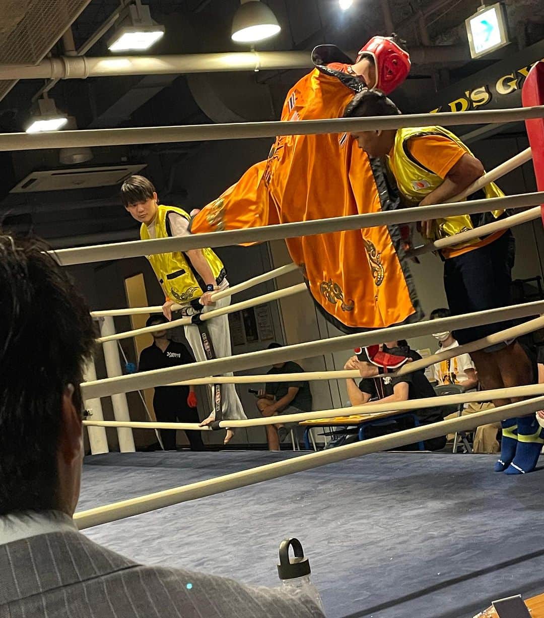 橋本志穂さんのインスタグラム写真 - (橋本志穂Instagram)「前田憲作さんがプロデューサーをつとめるXSTREAM1 観戦しに行きました。  元ムエタイの世界王者で K-1でも活躍した前田さんが立ち上げた格闘技団体で、 キックボクシングだけでなく、 ムエタイやテコンドー、少林寺拳法の選手がリングに上がり、 異種格闘技の様相は まるで天下一武道会‼️  ジェントルマンファイトは 戦うことを諦めない　 37歳以上のミドル世代の格闘家たちがメダルをかけて戦います。  このメダルが 海洋廃棄物を再利用して作られたメダルで、 地球環境や環境問題にも関心を寄せる前田さんらしい❣️  まだ3回目の大会ですが、 いい選手がたくさん生まれるといいですね❣️  久しぶりの格闘技、楽しかったな。  女性の戦いもあったの！ かっこよかったー🥰 すぐ感化される私なので、 ボードの前で 旦那にパンチ、入れてみました。  しかし、、、 37歳オーバーはシニア枠みたいだけど、 私たちから見たら まだまだ若いからね❣️  諦めずにまだまだ、目標高く 頑張ってほしいですね。  今日は我が家の前に パトカーや刑事さんのせた車が どんどんやってきて、 車も出せない騒動。  ご近所さんが 家族で人生を諦めたようで たくさんの検視官もやってきて 規制線張られて通行も止められてたの。  ちょっと残念な暗い気持ちになってたので、 必死で戦う人たちをみて 元気をもらってきま た！  #xtream1 #たたかいつづける #ジェントルマンファイト #格闘技 #前田健作」10月1日 19時56分 - shihohashimoto3